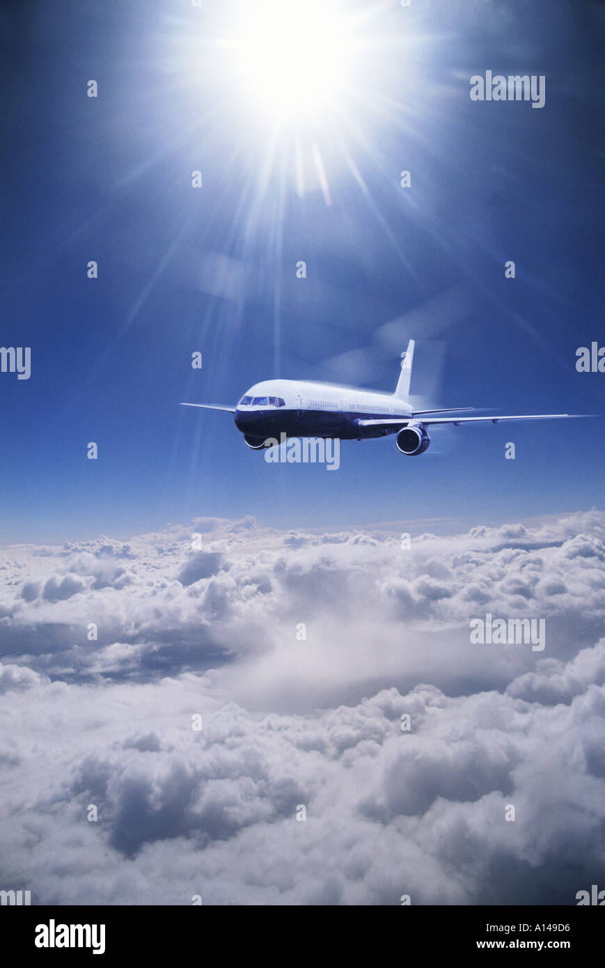 Aeroplano che vola sopra le nuvole Foto Stock