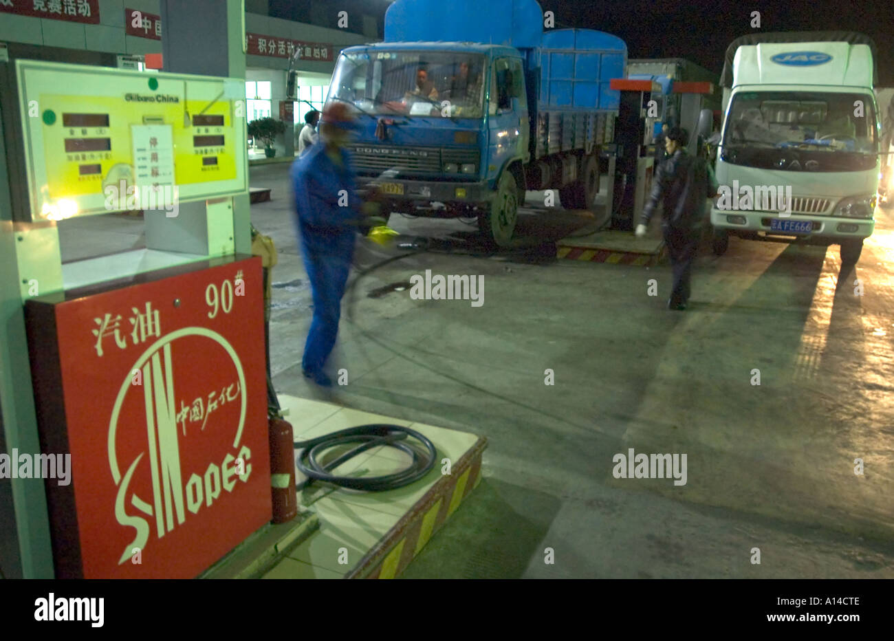 Un SINOPEC PETROL station in Kunming, in Cina. Foto Stock
