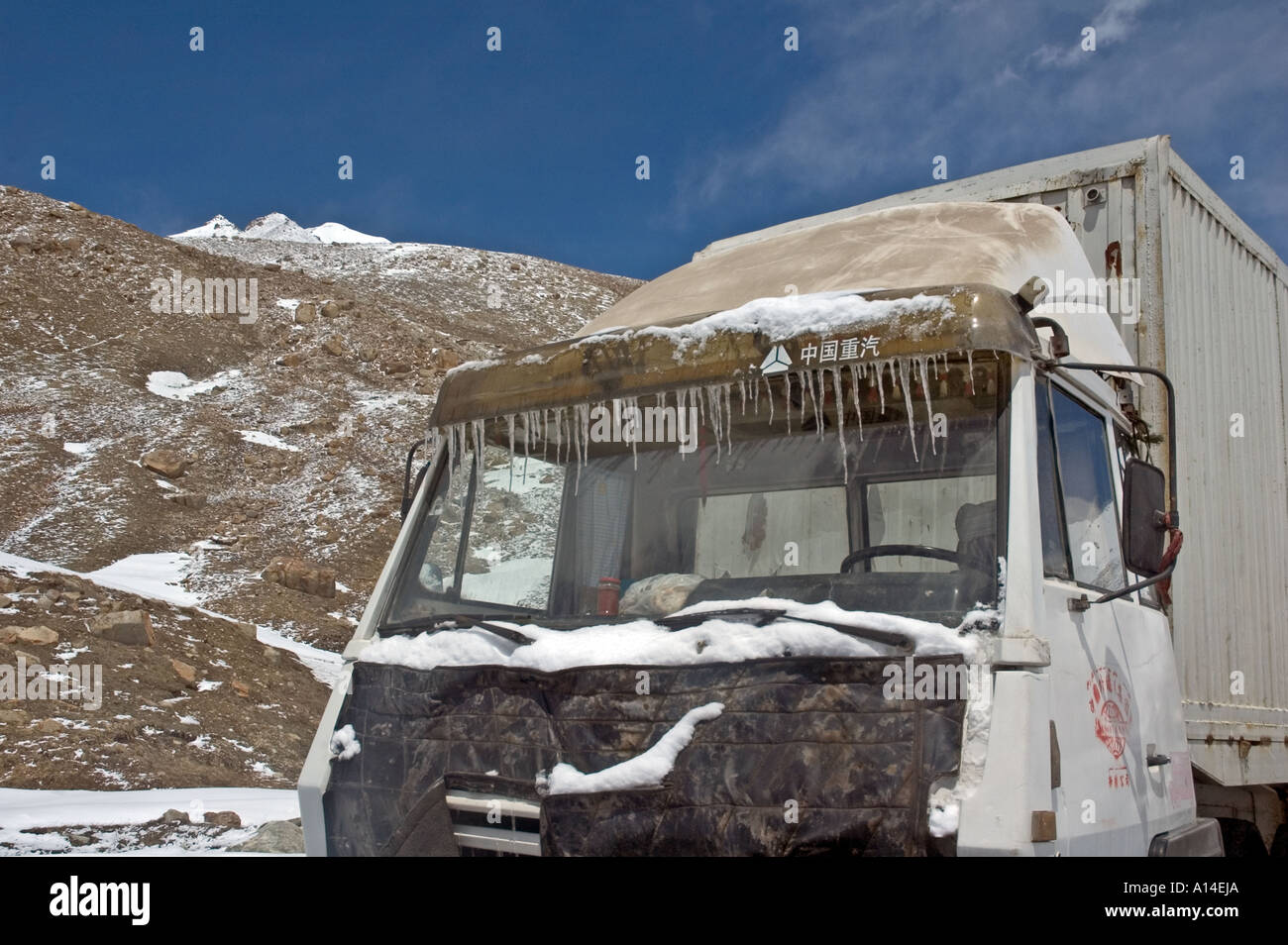 Un Cinese congelati carrello bloccato sulla Karakoram Highway vicino al passo Khunjerab Foto Stock