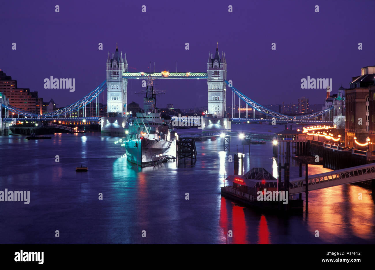 Il Tower Bridge Tamigi di notte London REGNO UNITO Foto Stock