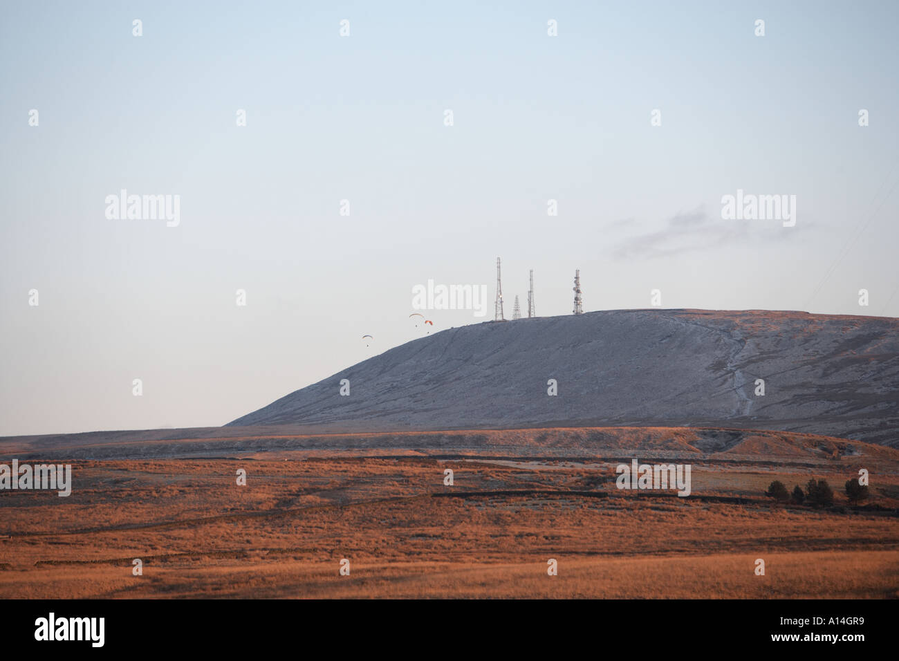 Distante deltaplani in salita sulla correnti termiche Foto Stock