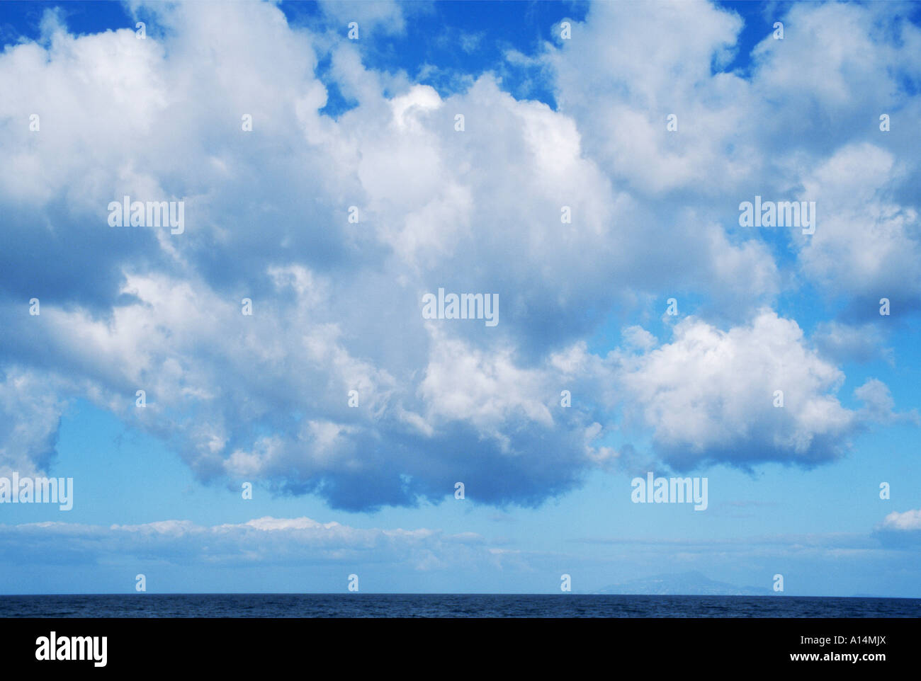 Puffy nuvole sopra il Mar Tirreno vicino a Napoli Italia Foto Stock