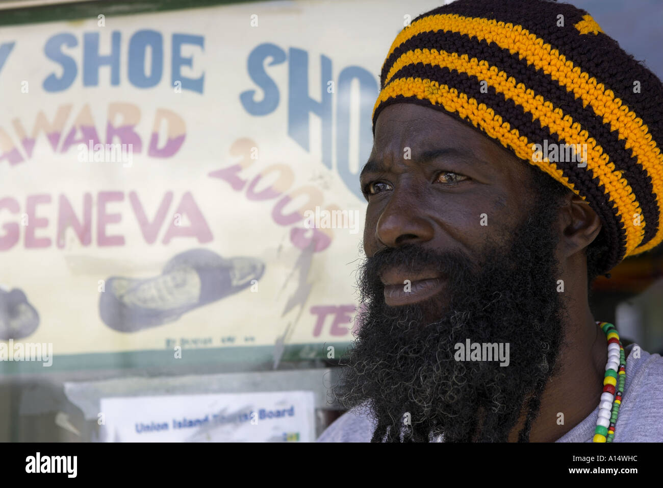 Agostino Douglas premiato calzolaio Union Island St Vincent e Grenadine Caraibi Foto Stock