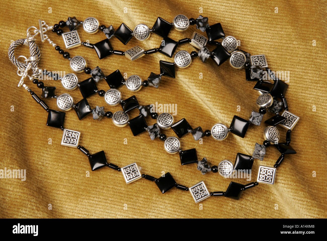 Collana fatta a mano su un panno in velluto a coste sfondo Foto Stock Collana fatta a mano su un panno in velluto a coste sfondo Foto Stock