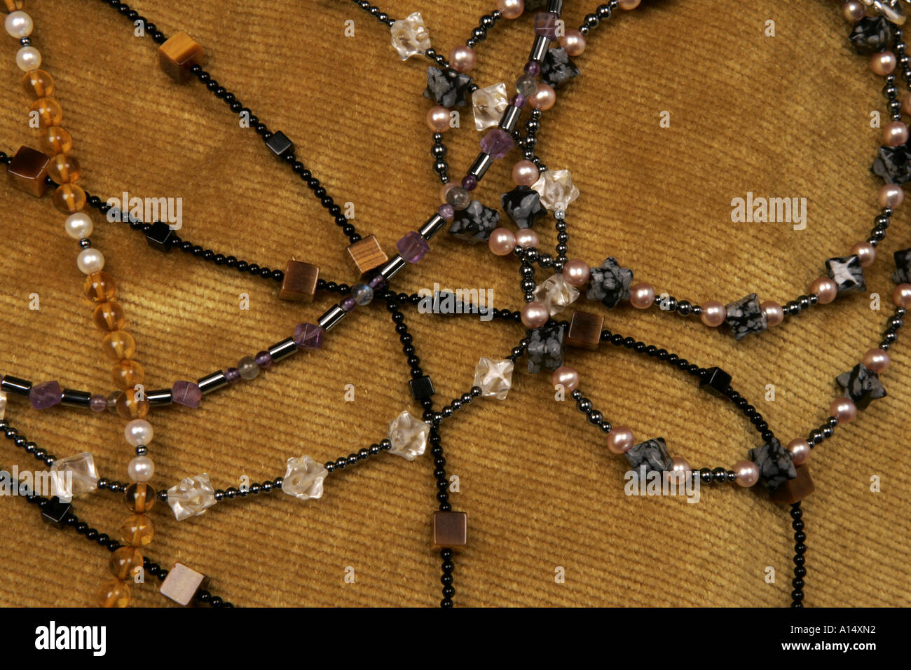 Collana fatta a mano su un panno in velluto a coste sfondo Foto Stock Collana fatta a mano su un panno in velluto a coste sfondo Foto Stock