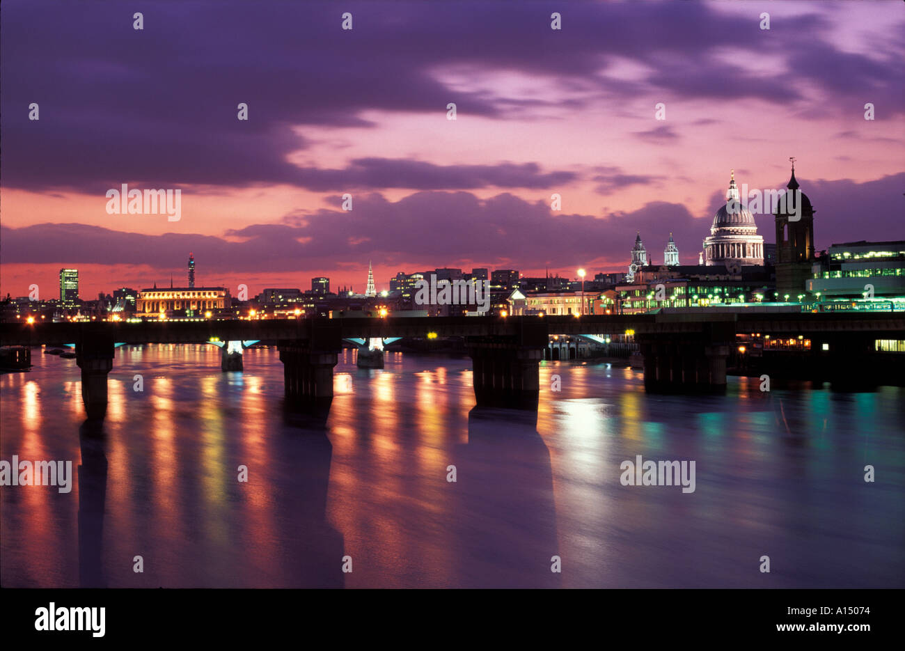 Il fiume Tamigi London REGNO UNITO Foto Stock