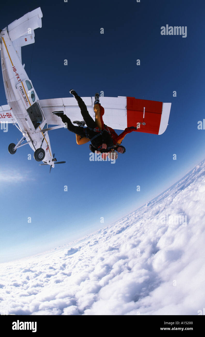 Una coppia in tandem esce dall'aereo Foto Stock Una coppia in tandem esce dall'aereo Foto Stock