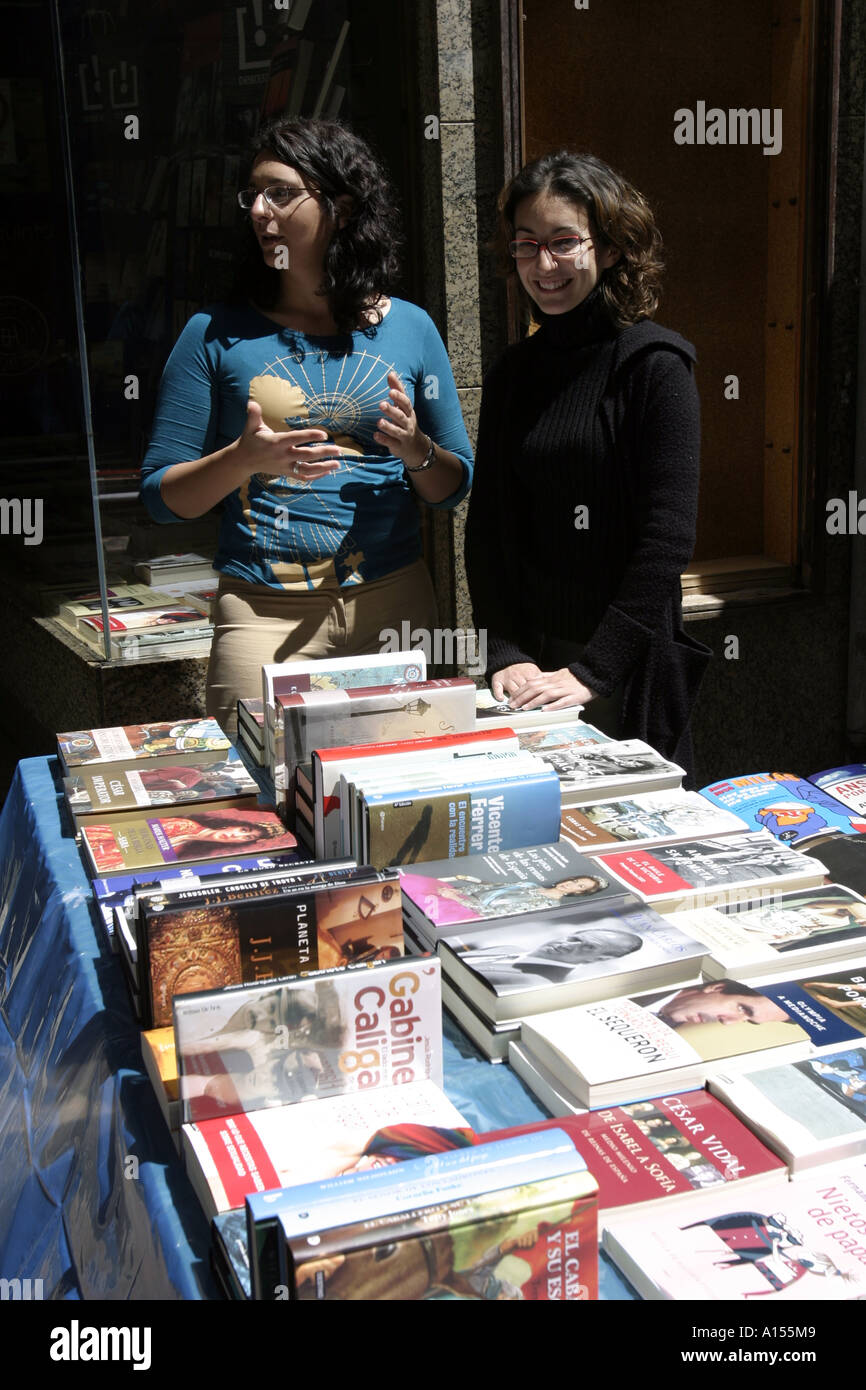 Le donne la vendita a un open air prenota in stallo Cartagena Spagna Spain Foto Stock