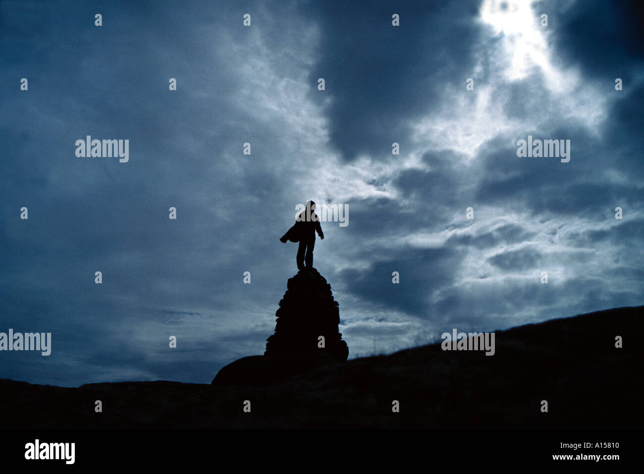 Scouting presso un tumulo Foto Stock