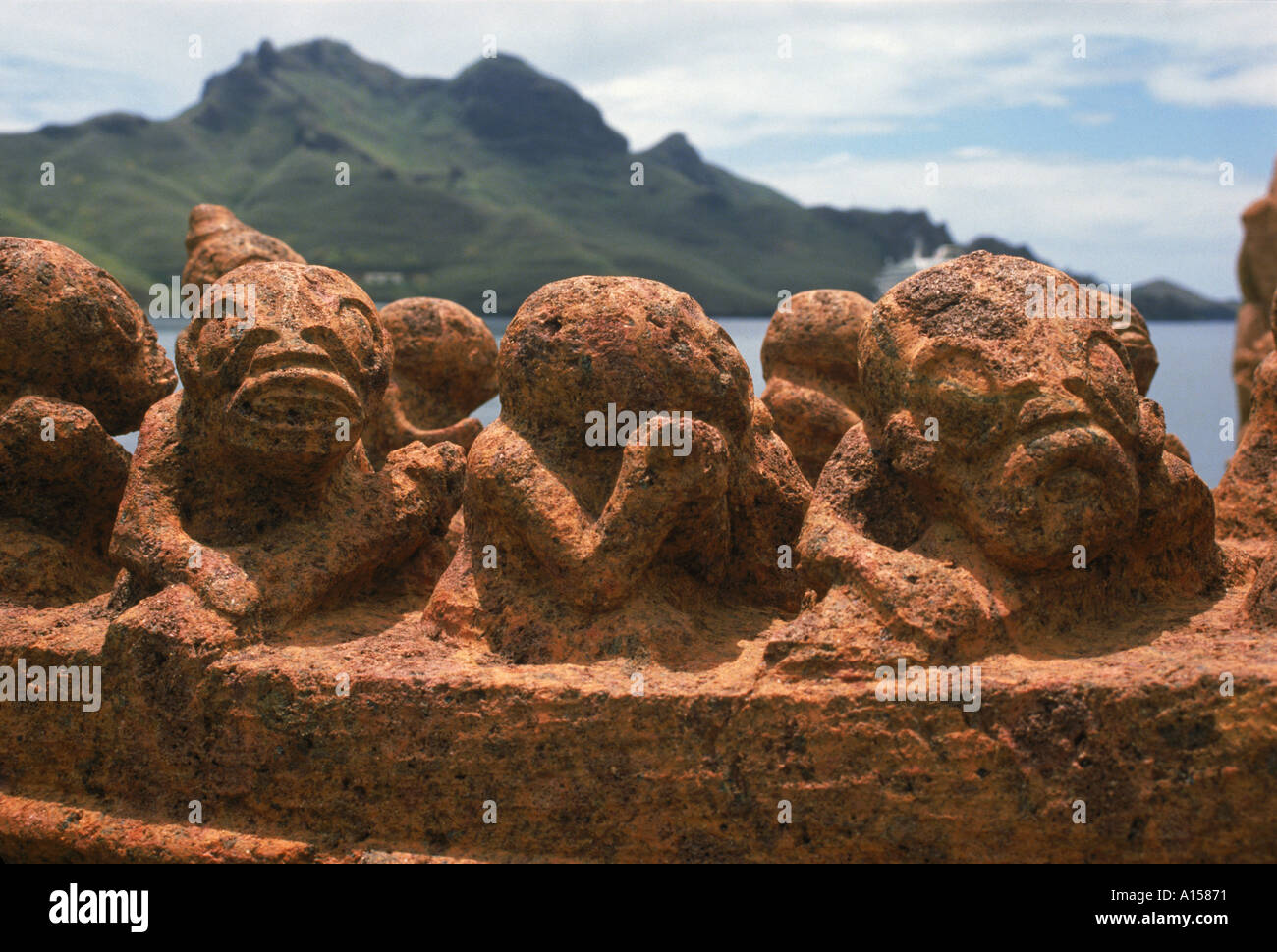 Le sculture al Parco Tiki Taiohae su Nuku Hiva nelle isole Marchesi Polinesia Francese Pacific K Gillham Foto Stock