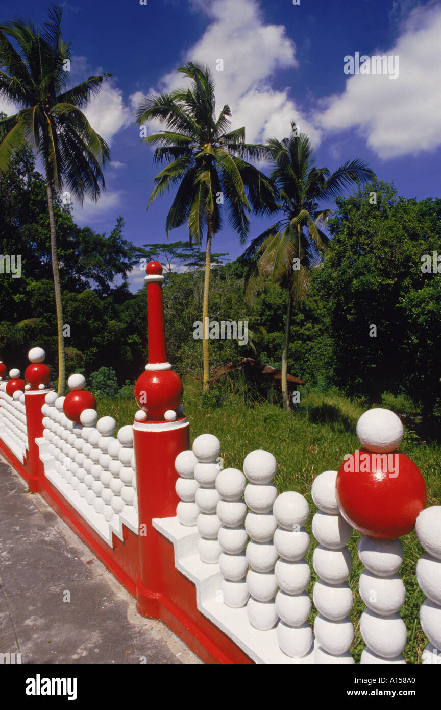 Il bianco e il rosso di ringhiere a Tiger Balm Gardens in Singapore Asia K Gillham Foto Stock