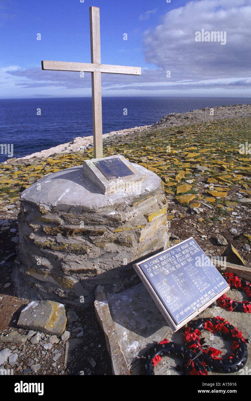 Il papavero ghirlande prevista sul 1982 Memoriale di guerra per i morti di HMS Sheffield sull isola Sealion nelle isole Falkland un Woolfitt Foto Stock