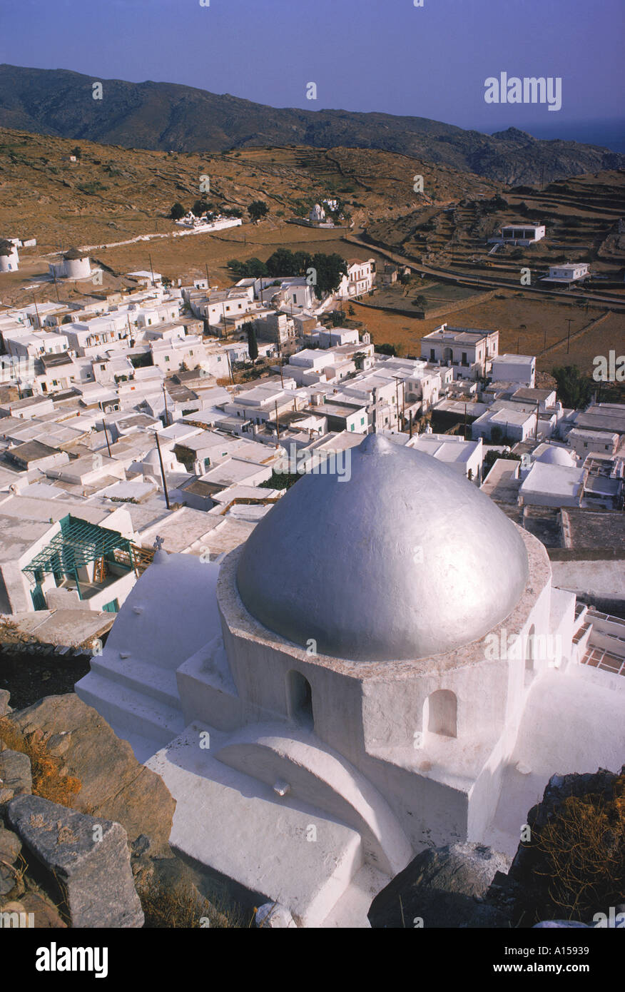 Chiesa con cupola in argento e case bianche su Ios Cicladi Grecia un Woolfitt Foto Stock