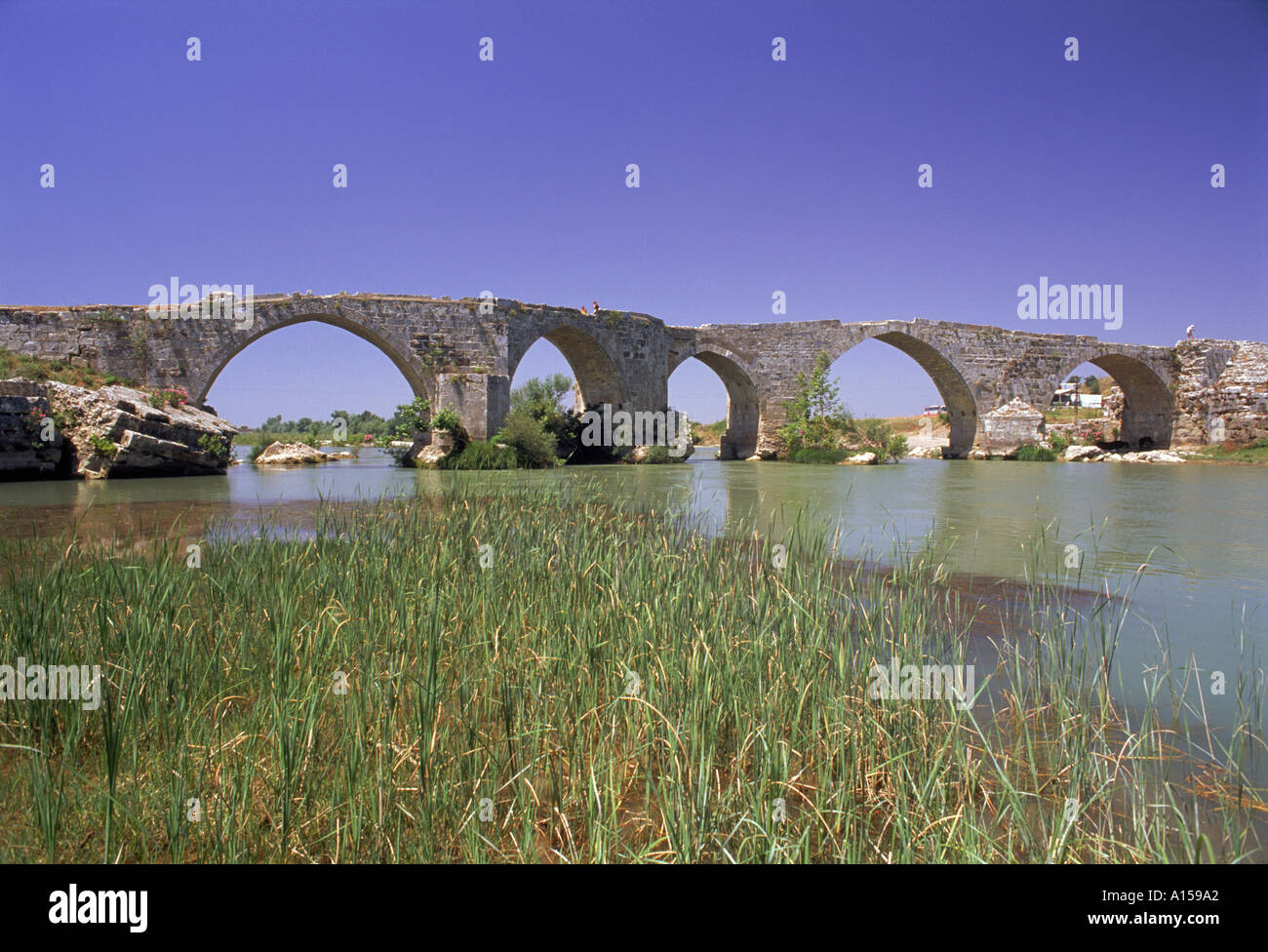 Gli archi del Ponte di Seljuk oltre il Fiume Eurymedon nei pressi di Aspendos in Antalya area della Turchia un Woolfitt Foto Stock