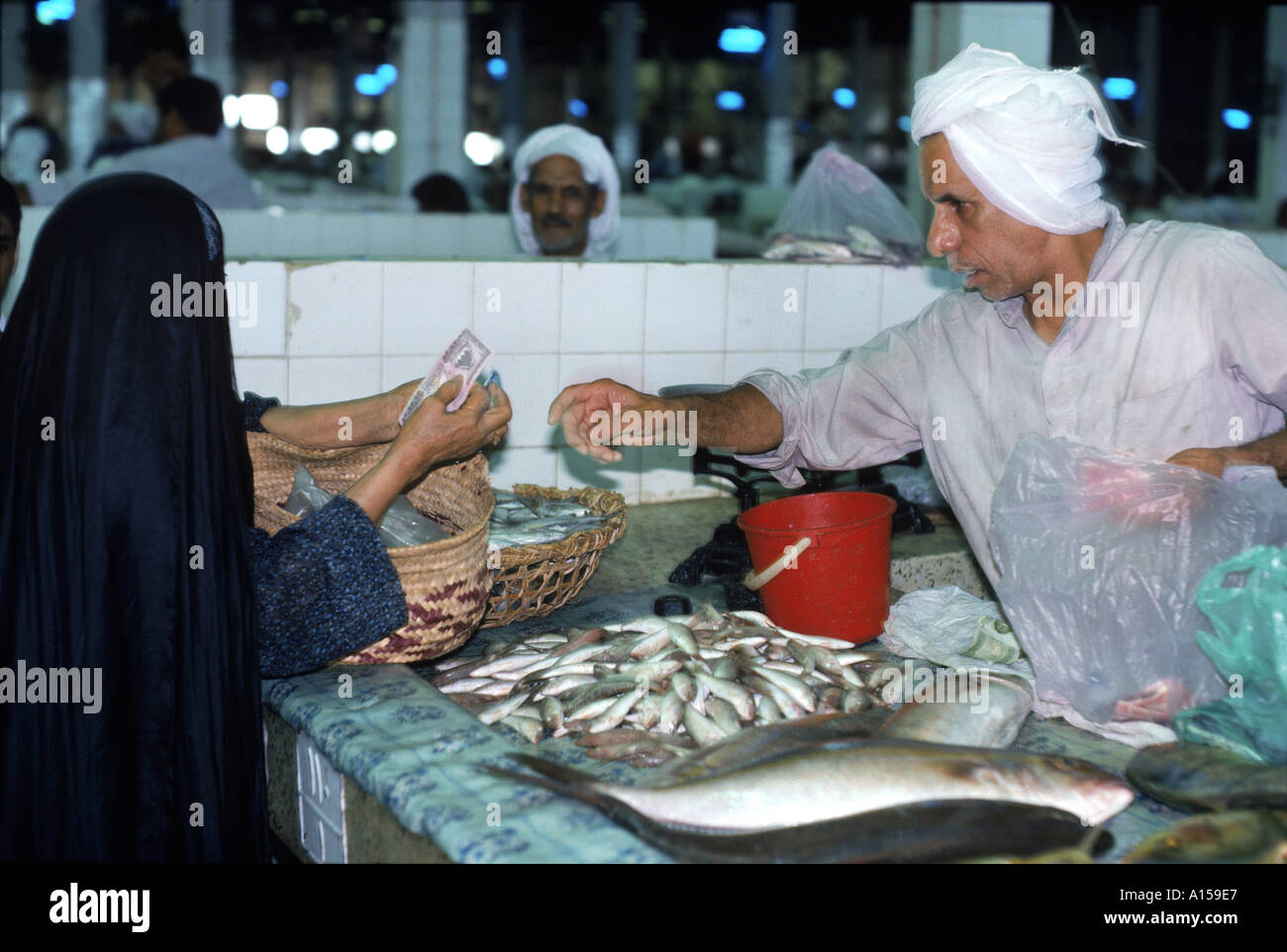 Scambi al mercato del pesce in Manama Bahrain Medio Oriente un Woolfitt Foto Stock