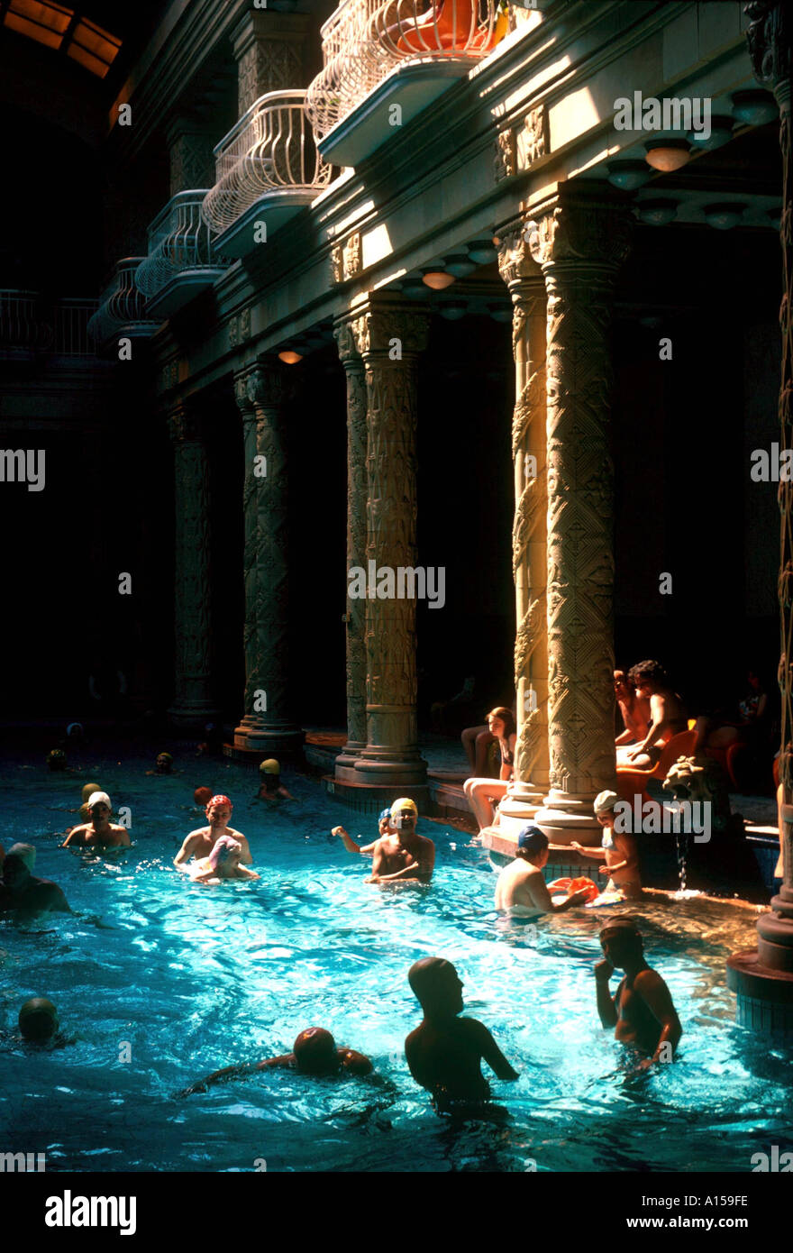 La gente la balneazione in Hotel Bagni di Gellery Budapest Ungheria un Woolfitt Foto Stock