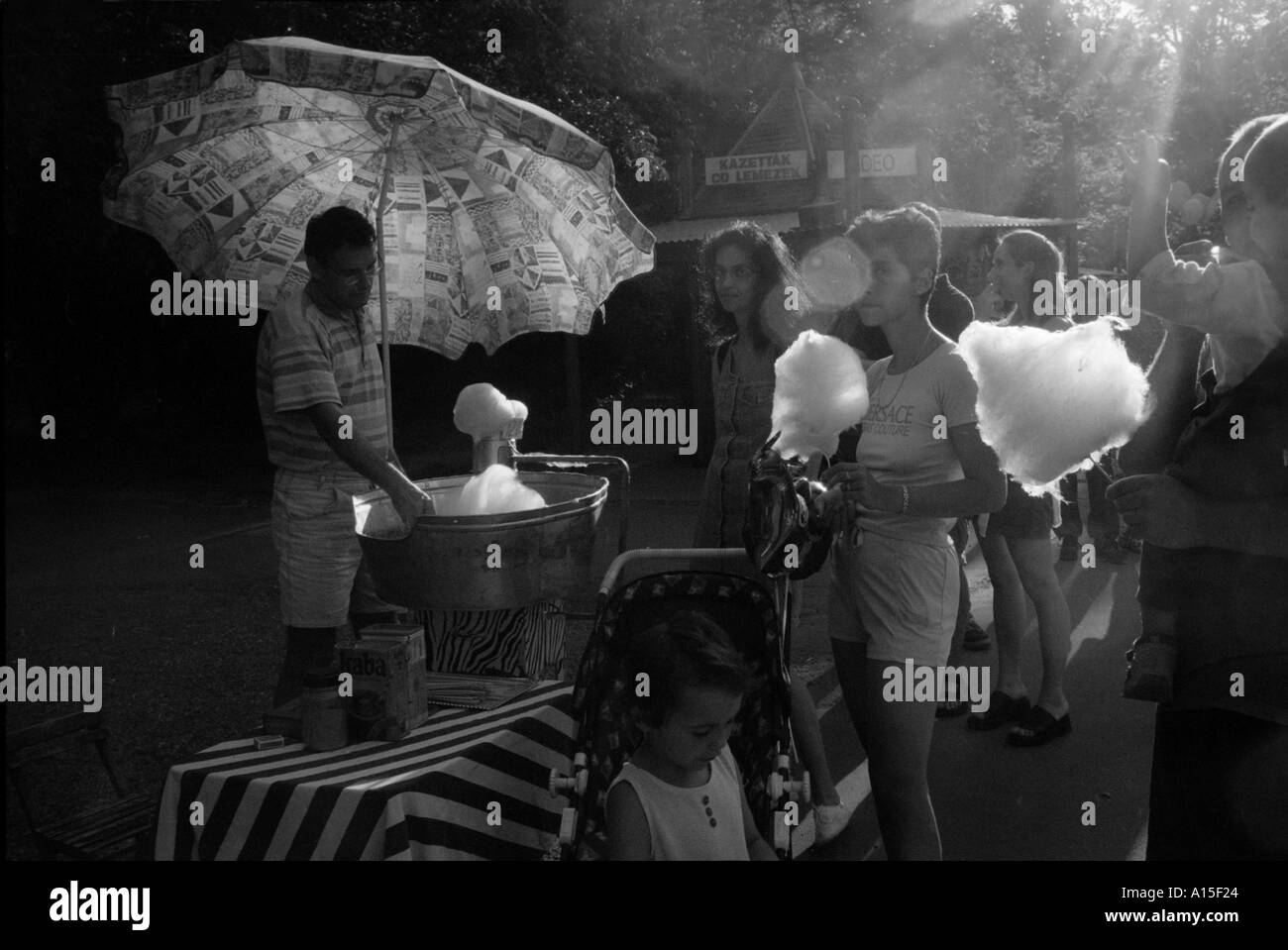 Gli ungheresi e turisti stranieri comprare caramella di cotone vicino al Szechenyi bagni in Budapest Ungheria. Le terme sono un luogo dove Foto Stock