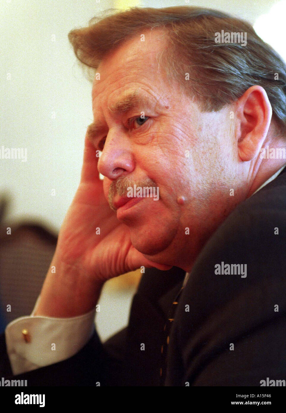 Il Presidente ceco Havel soddisfa con reporter mercoledì 20 ottobre 1999 a Praga Foto di Ami Vitale Foto Stock
