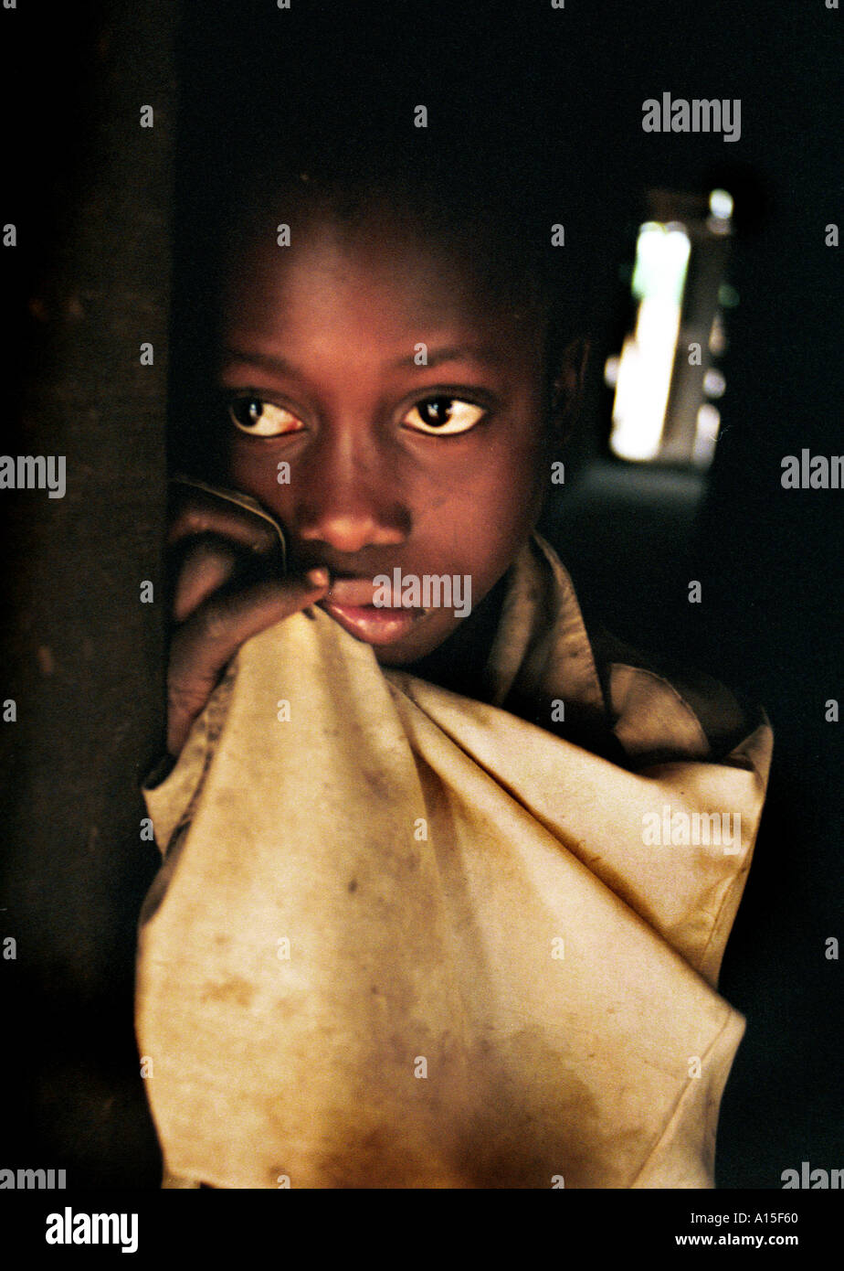 Alio lama sembra essere perso nel pensiero come egli guarda il suo fratello maggiore voce per la capitale della Guinea Bissau. Sempre più Foto Stock