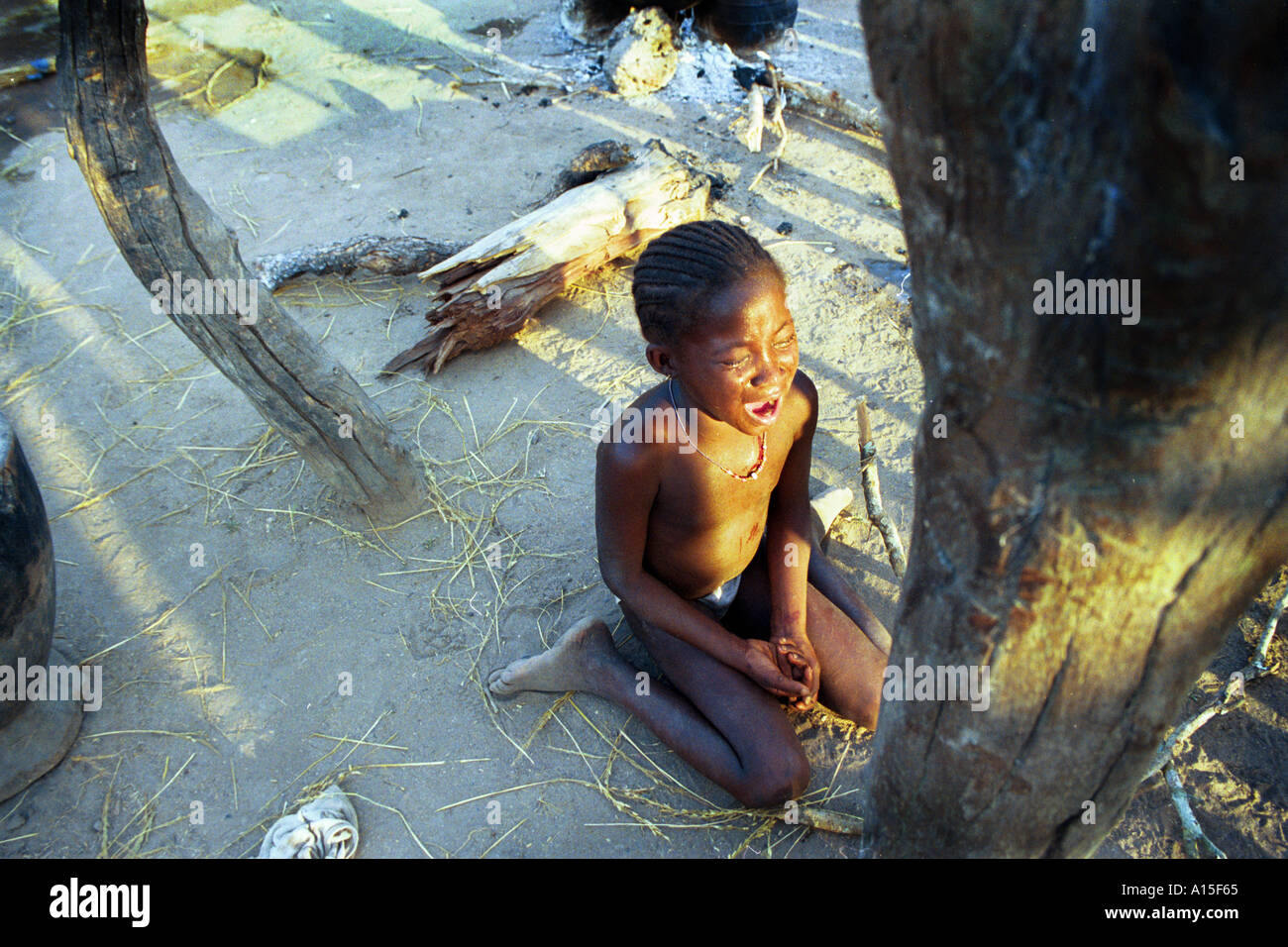 Uma lama che è di circa 6 anni grida dopo che era stato disciplinato in Fulani villaggio di Dempel Jumpora in Foto Stock
