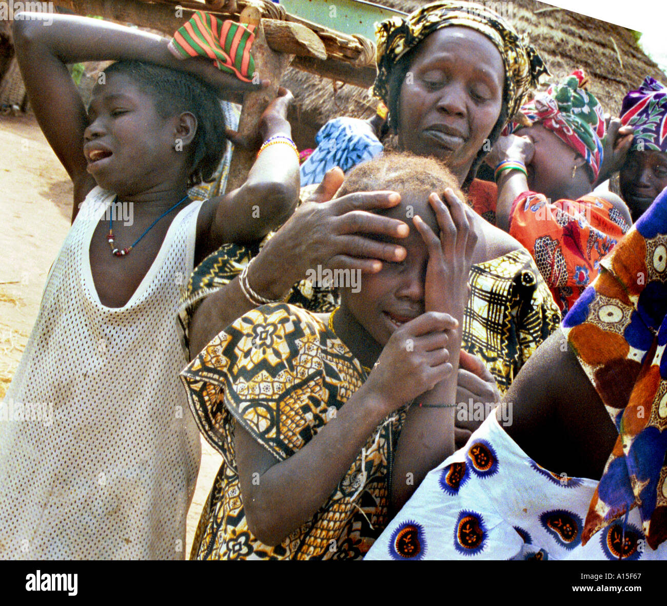 Gli abitanti di un villaggio di piangere per un funerale per la loro madre nella Fulani villaggio di Dembel Jumpora si trova nella regione orientale della Foto Stock