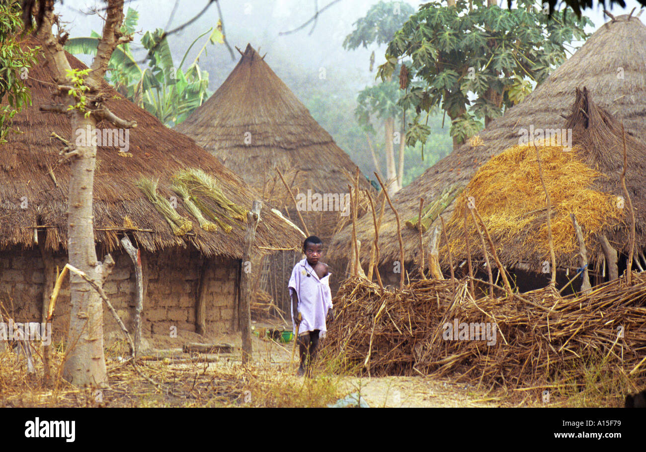 Gli abitanti di un villaggio da Fulani villaggio di Dembel Jumpora situato nella regione orientale del paese africano e Dell'ovest della Guinea Foto Stock