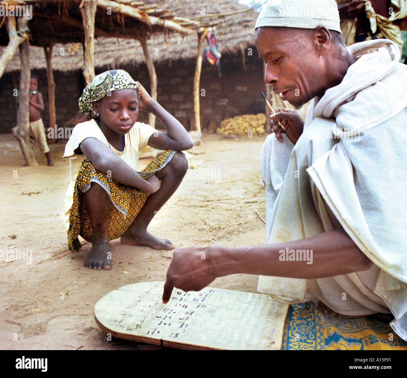Lama Mamasallo uomo santo nel villaggio di Dembel Jumpora situato nel paese africano e Dell'ovest della Guinea Bissau insegna la Foto Stock