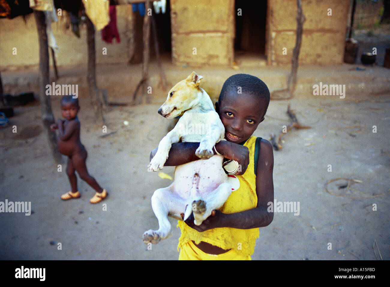 Tcherno detiene uno dei pochi cani che vivono nel villaggio di Dembel Jumpora si trova nella regione orientale della West African Foto Stock