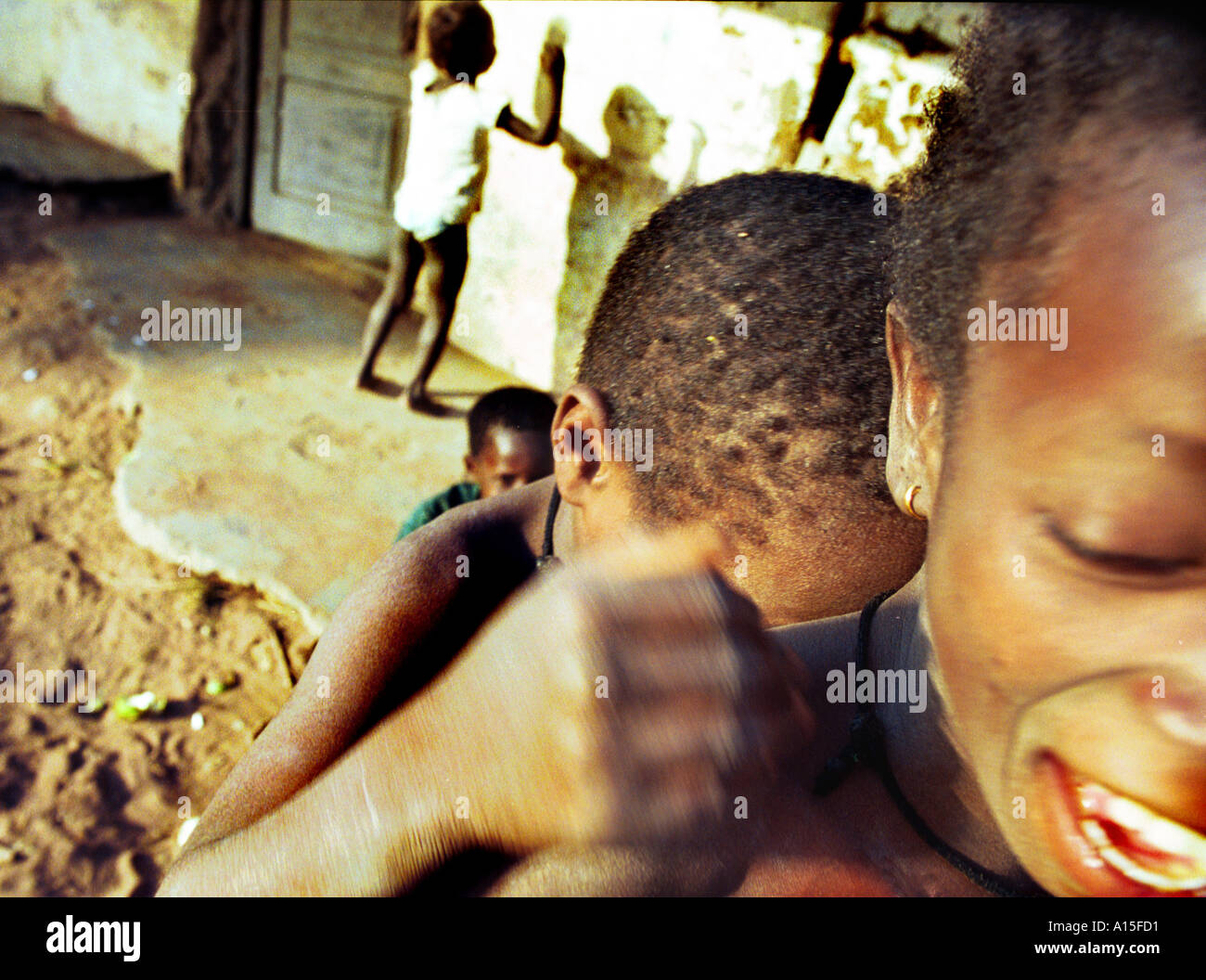 I bambini giocano insieme in un villaggio Fulani in Guinea Bissau. La Guinea Bissau è classificata come una delle nazioni più povere del mondo Foto Stock
