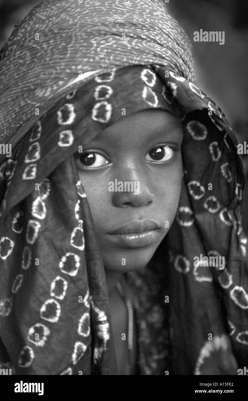 Una giovane ragazza Fulani è portato indietro al suo villaggio per celebrare il suo essere circumcisized nel paese africano e Dell'ovest della Guinea Foto Stock