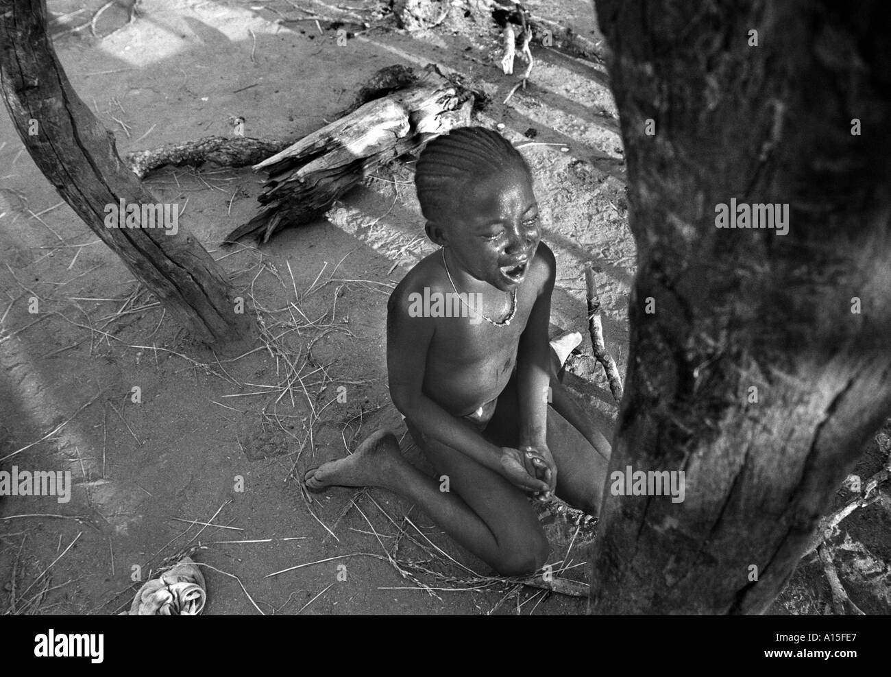 Una ragazza piange dopo la disciplina nel remoto villaggio in Guinea Bissau. La Guinea Bissau è classificato come uno dei più poveri Foto Stock