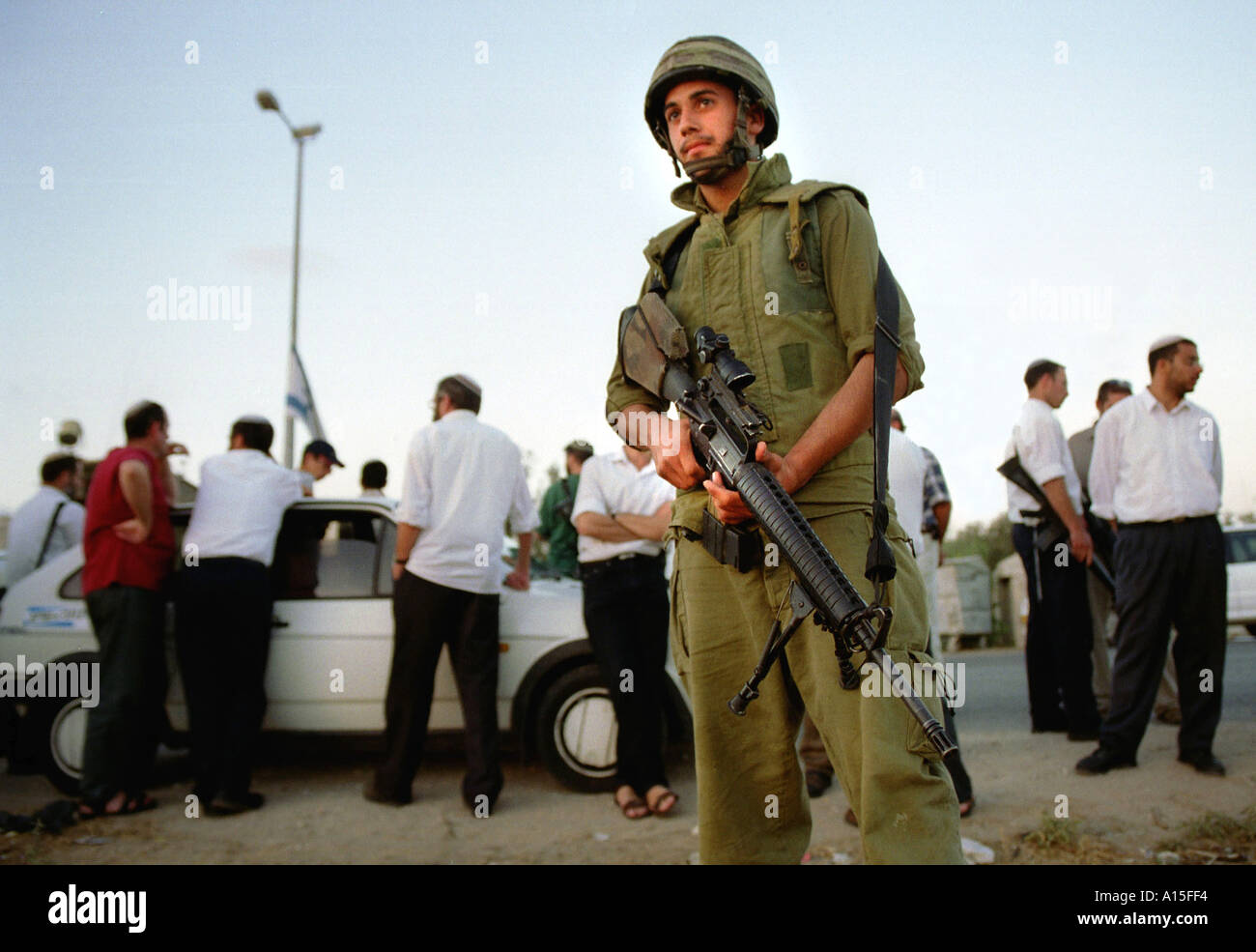 Soldati israeliani coloni di guardia in quanto essi pregare accanto a un esercito avamposto giovedì 19 ottobre 2000 a Gaza Foto di Ami Vitale Foto Stock