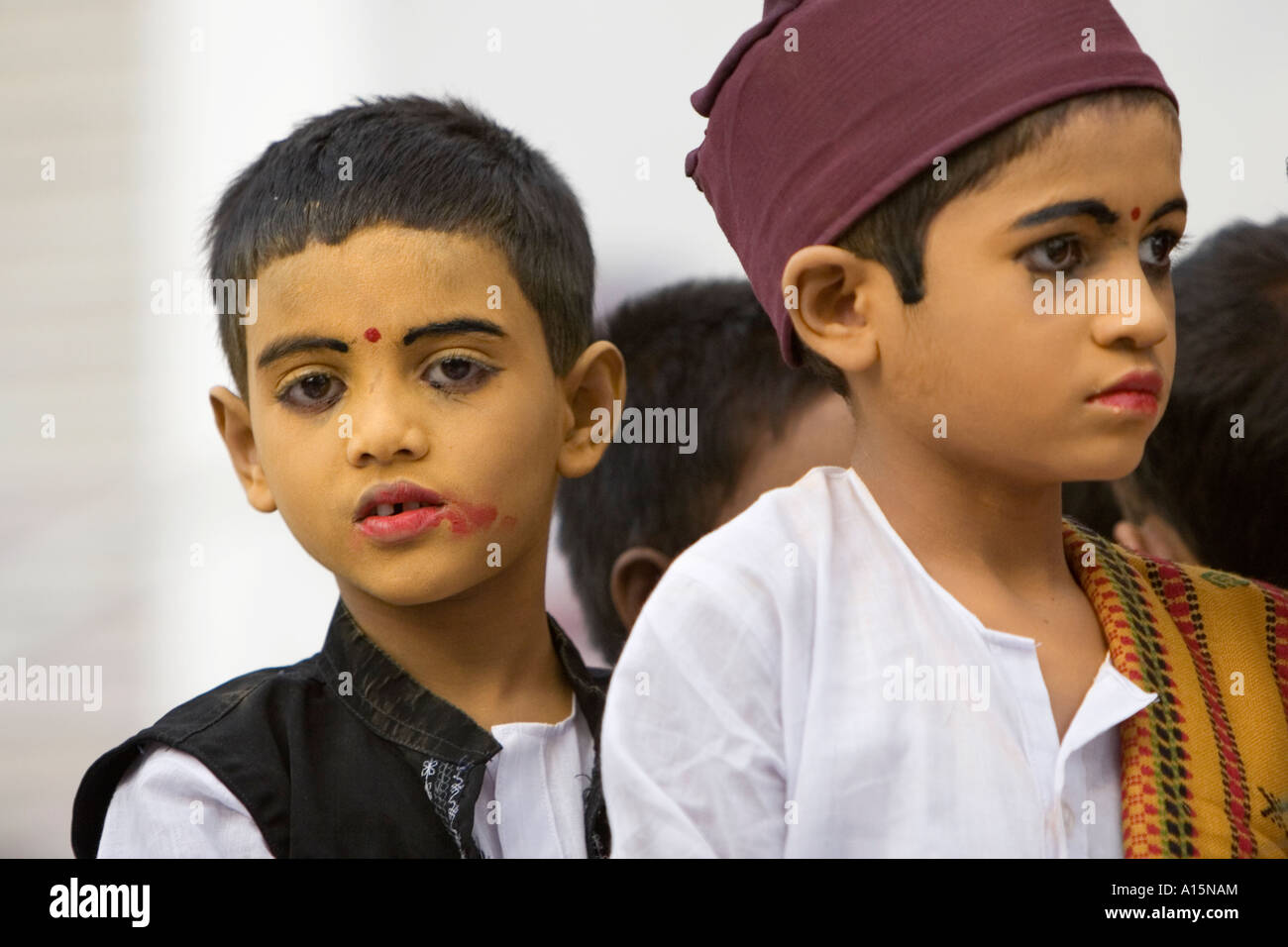 Giovani ragazzi indiani di eseguire in indù street giocare indossando gopi make-up e costumi Foto Stock
