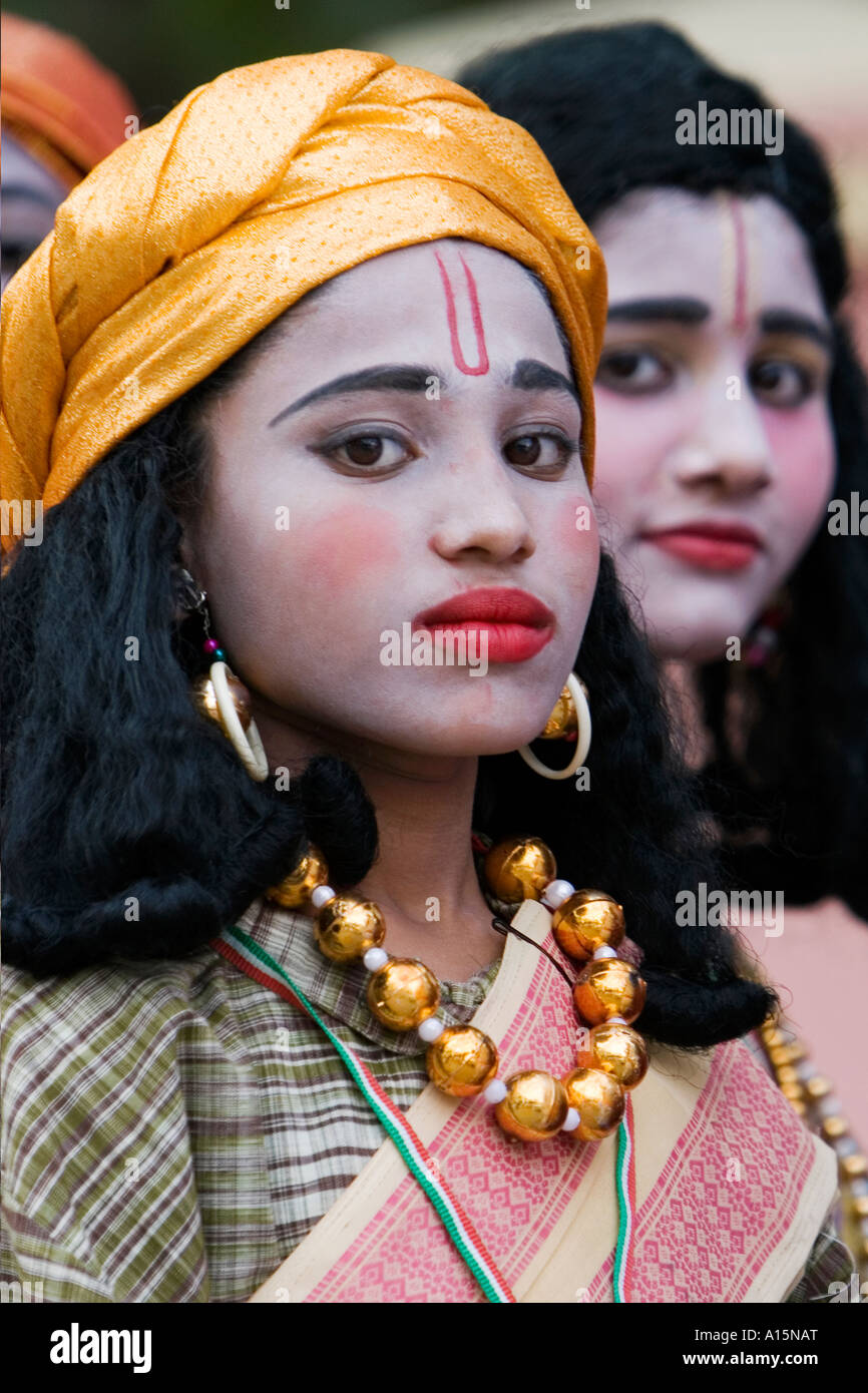 Bambini indiani degli artisti di strada in indù gopi costumi guardando la fotocamera Foto Stock