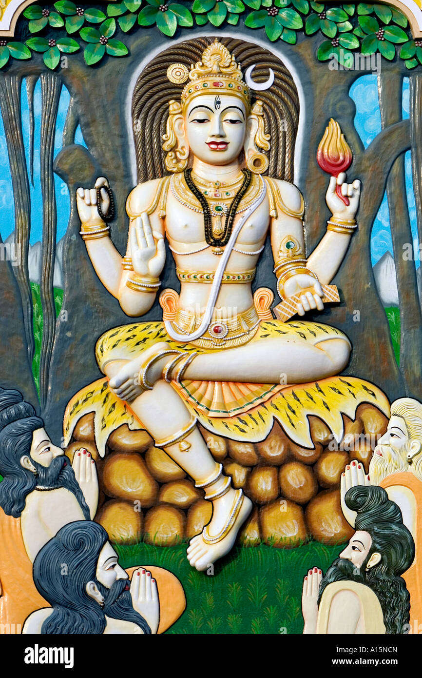 Indian shiva statua in rilievo sul palazzo universitario, Puttaparthi, Andhra Pradesh, India Foto Stock