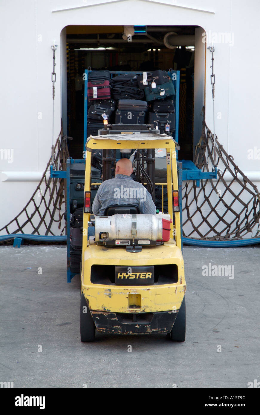 Lavoratori caricare la nave di crociera con i materiali di consumo con un carrello elevatore a forche in downtown Tampa Florida Foto Stock