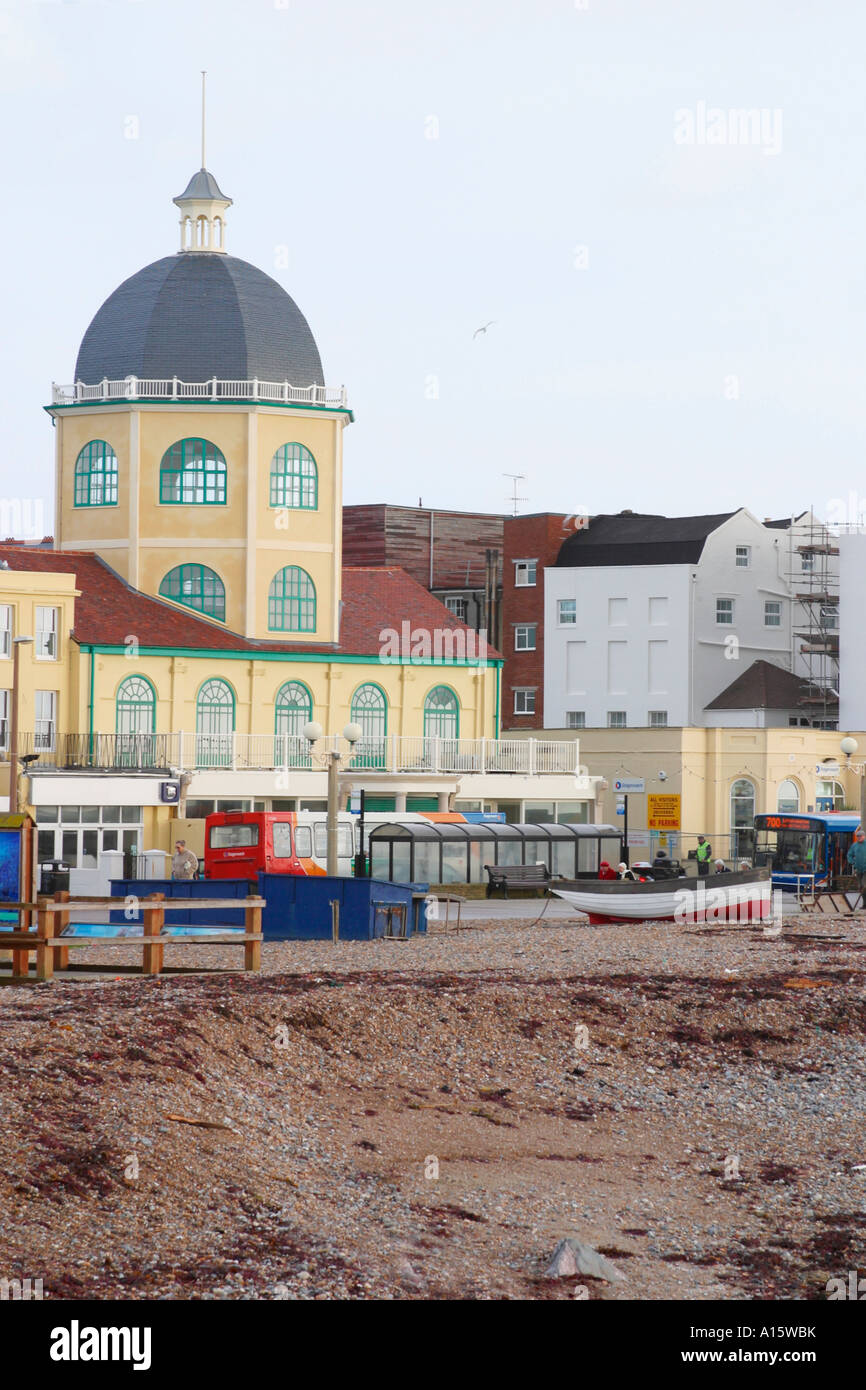La cupola Cinema su Worthing seafront visto dal molo. Foto Stock