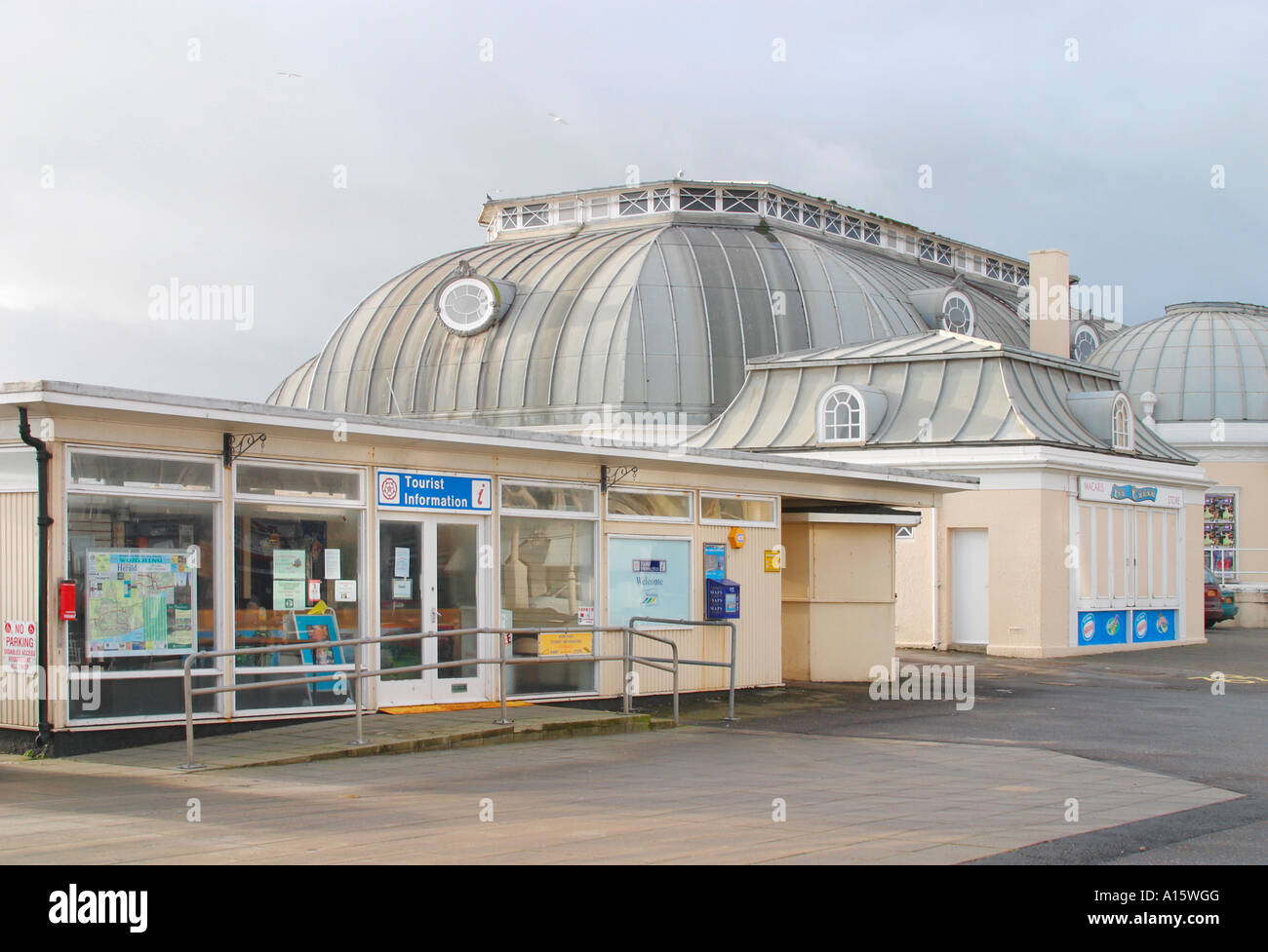 Ufficio Informazioni Turistiche Worthing, West Sussex con il Pavillion Theatre in background Foto Stock