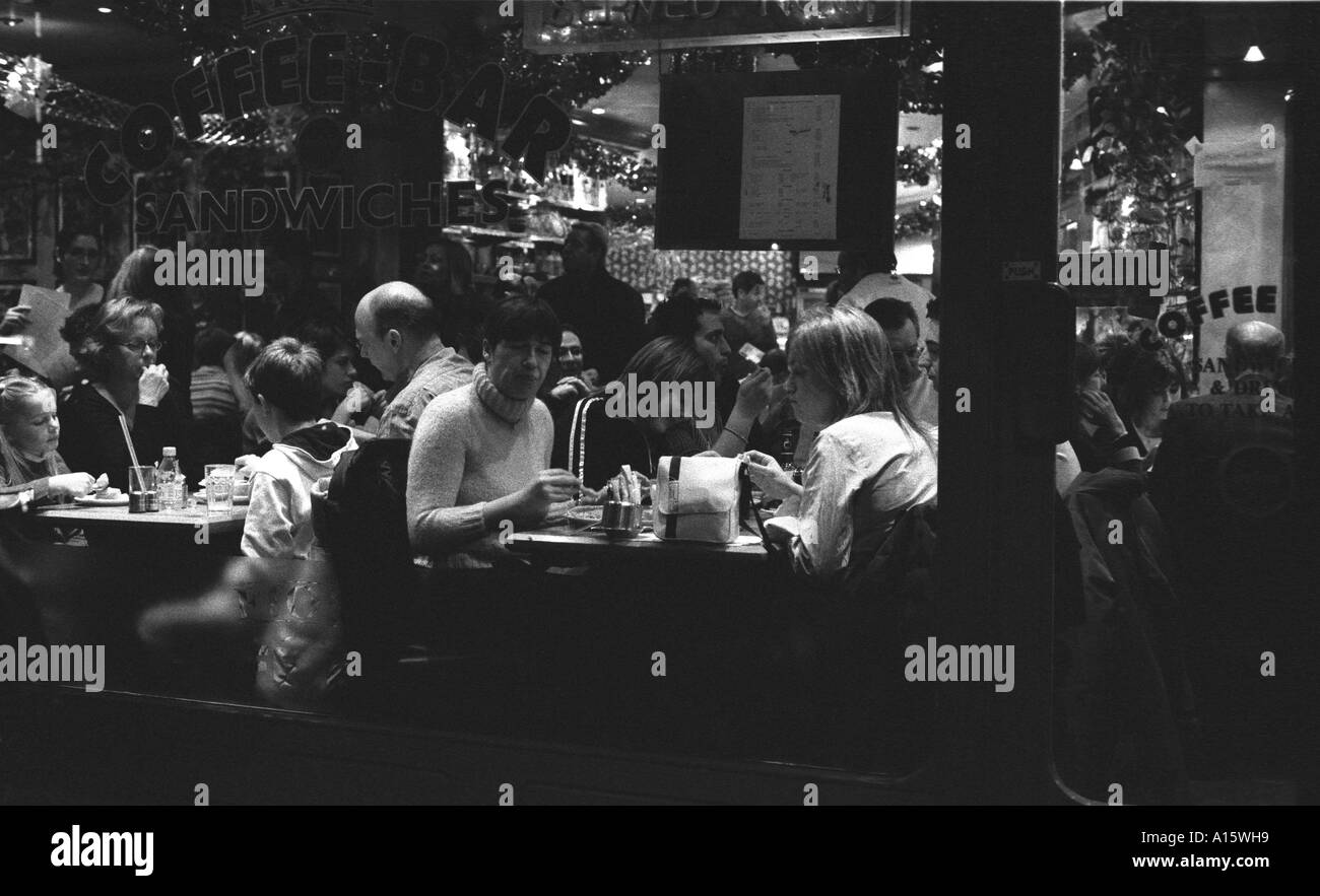 London ristorante pieno di gente a Capodanno Foto Stock