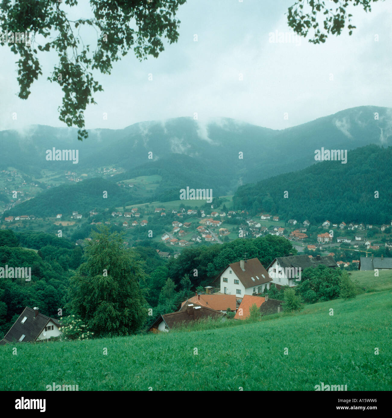 Villaggio di montagna dopo una tempesta di pioggia nella Foresta Nera in Germania Foto Stock