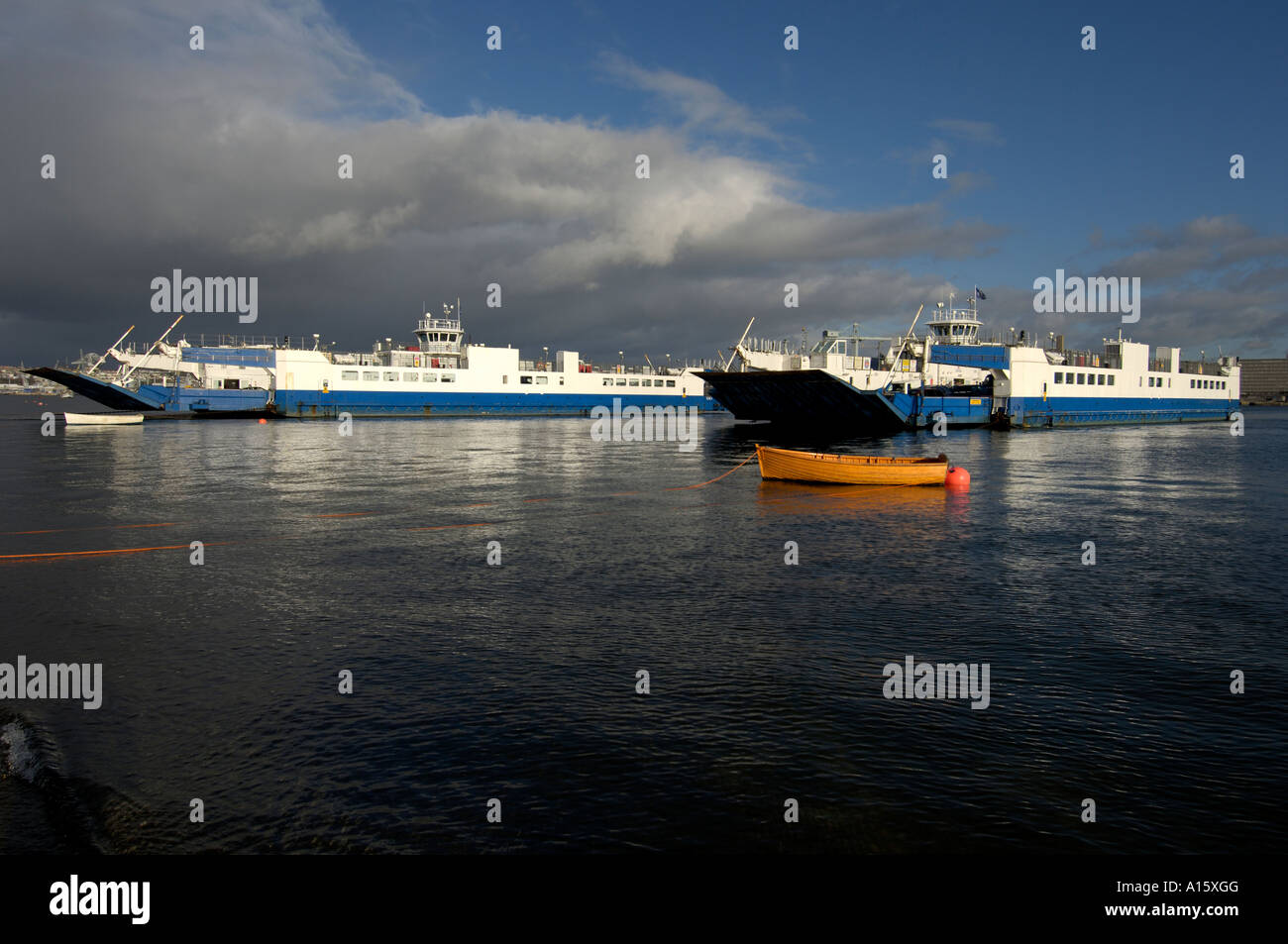 Il Plymouth traghetto per auto / barge rende il modo da Plymouth per la Cornovaglia lato del fiume. Foto Stock