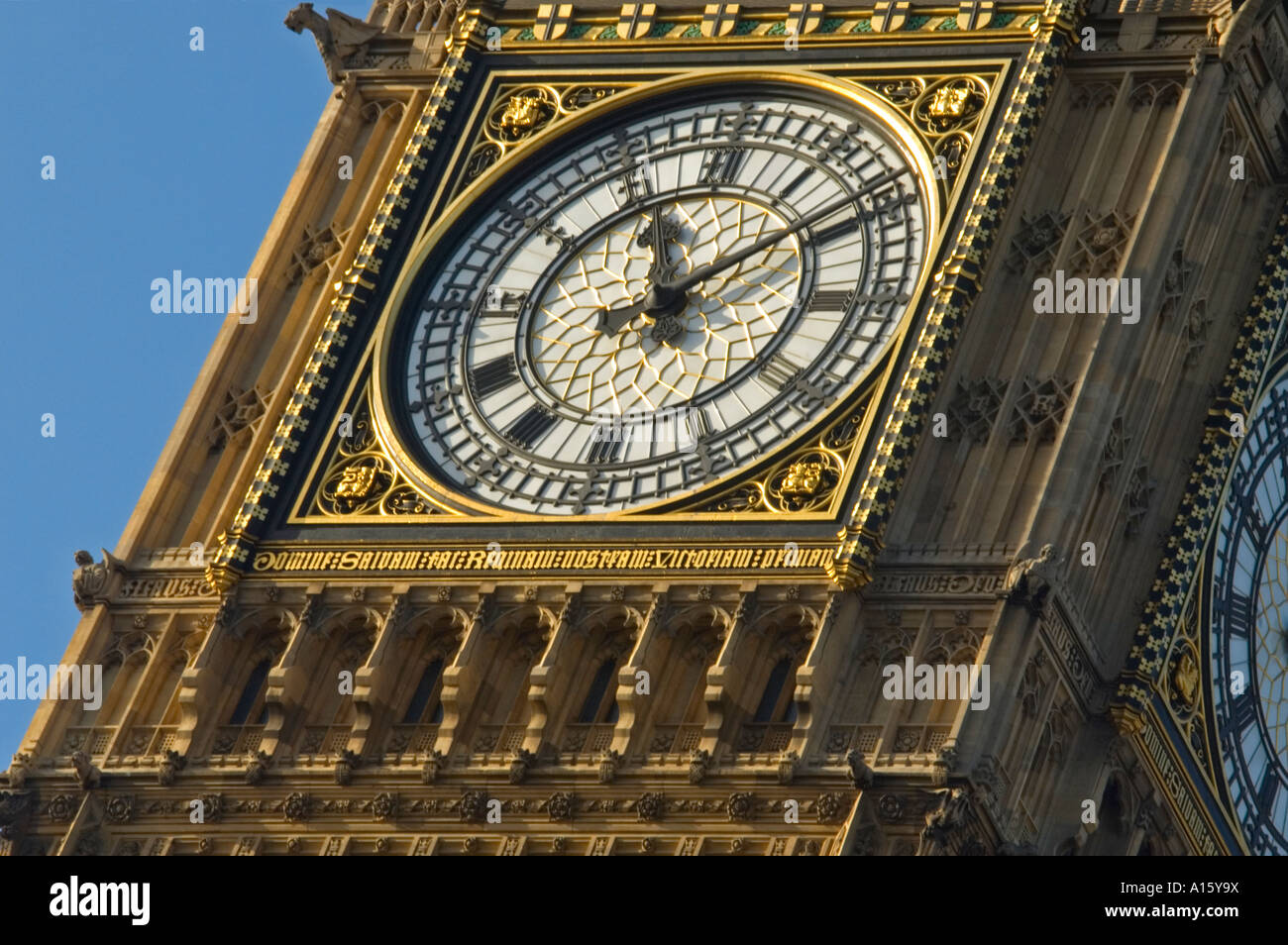 Chiudere orizzontale del sud decorativo volto di clock del Big Ben contro un luminoso cielo blu. Foto Stock