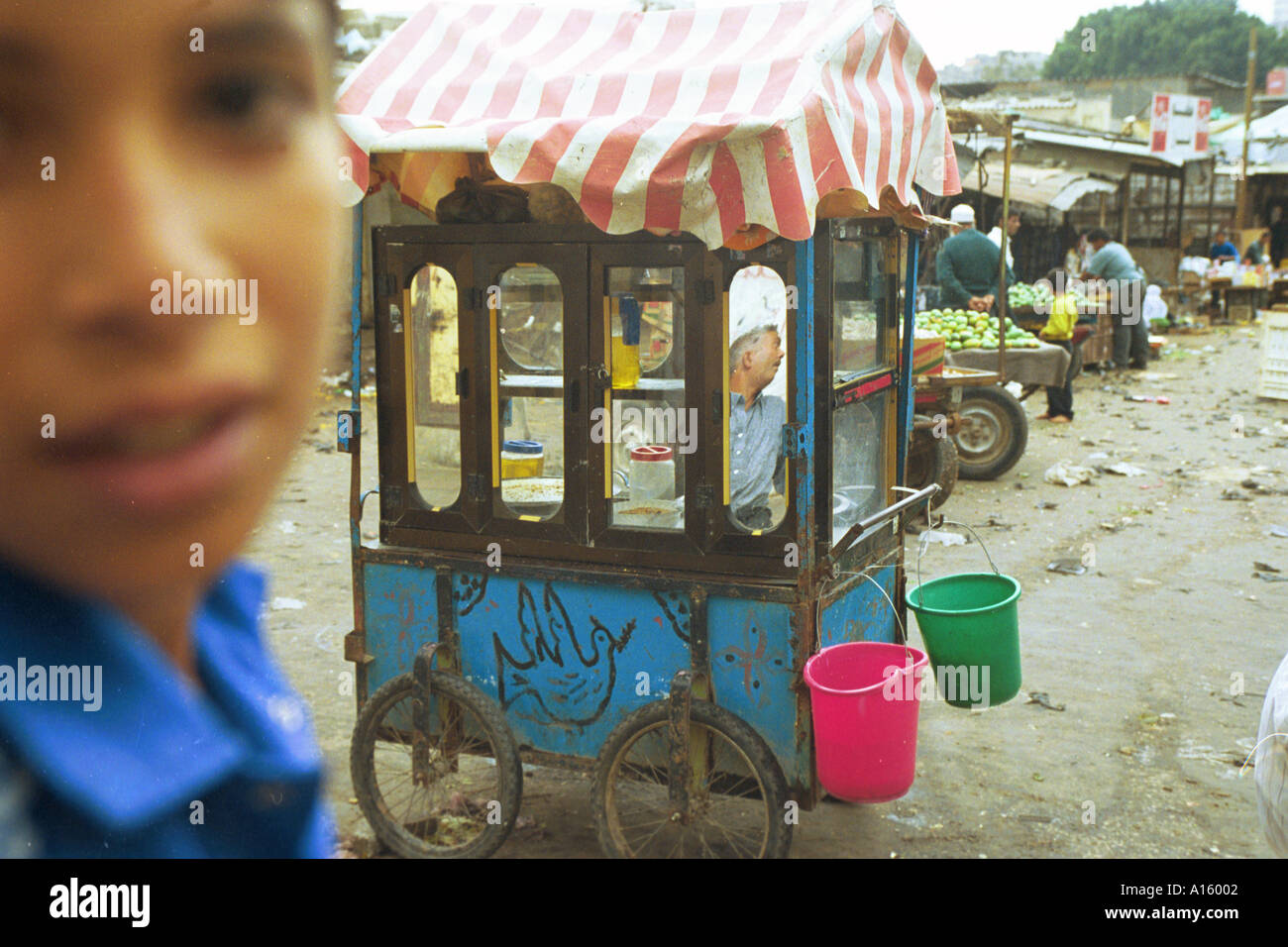 I bambini giocano in un mercato di Gaza City Foto di AMi Vitale Foto Stock