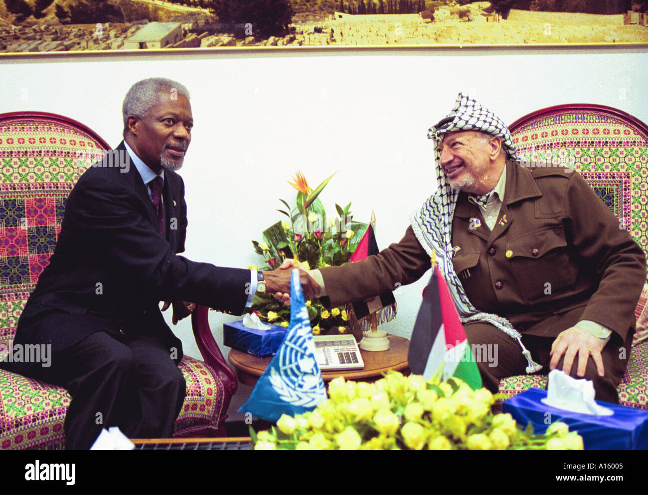 Liberazione palestinese leader Yasser Arafat si incontra con il Segretario Generale delle Nazioni Unite Kofi Annan nel mese di ottobre del 2000 nella Striscia di Gaza. Foto Stock