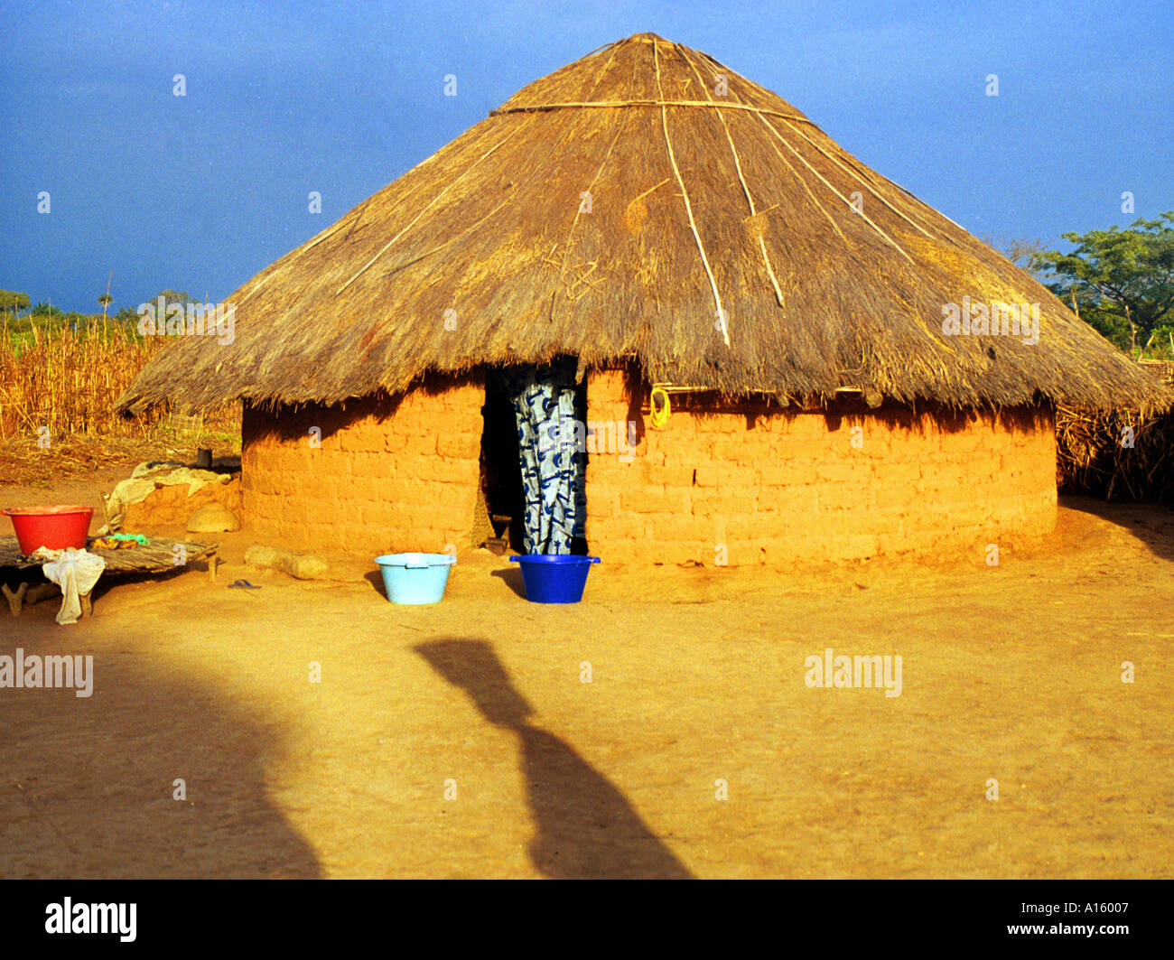 Il villaggio di Dembel Jumpora nel paese della Guinea Bissau è mostrato. La Guinea Bissau è classificata come una delle nazioni più povere Foto Stock