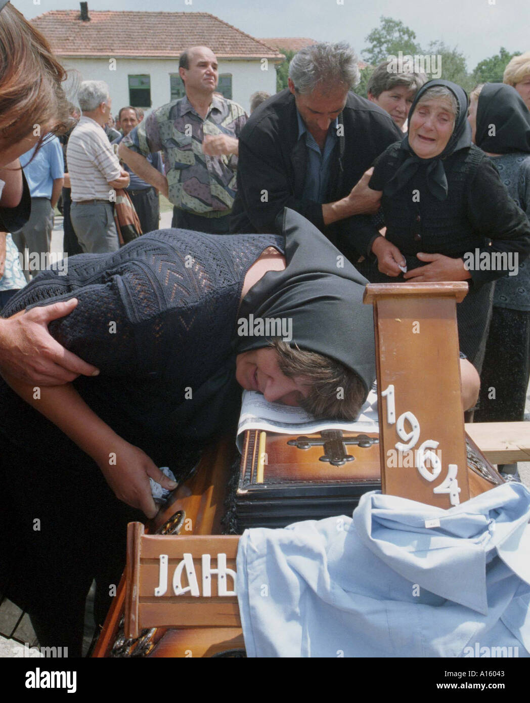 Un serbo donna piange sul corpo di un ucciso membro della famiglia durante un funerale mercoledì 28 luglio 1999 per le quattordici serbi Foto Stock