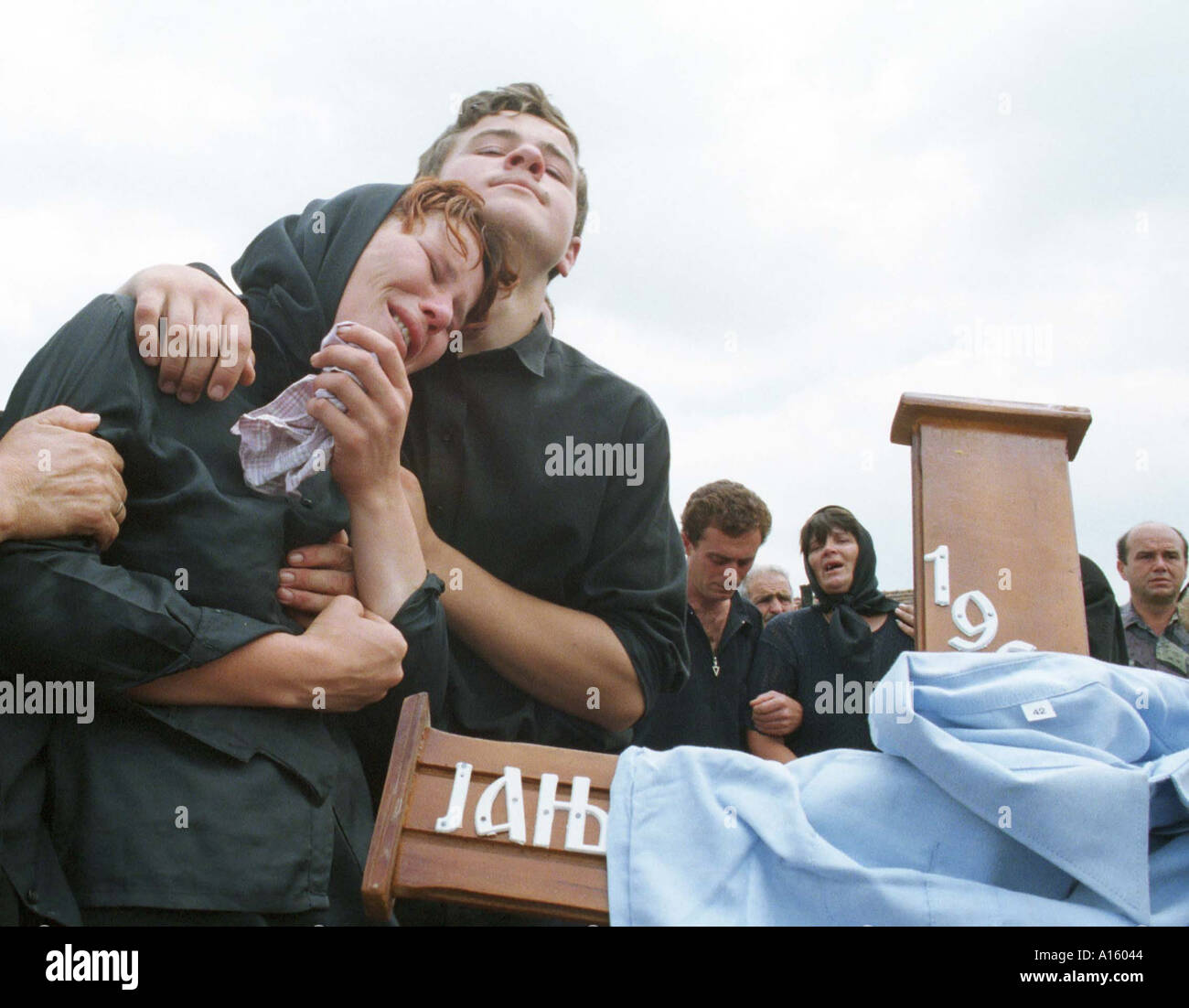 Un serbo donna piange sul corpo di un ucciso membro della famiglia durante un funerale mercoledì 28 luglio 1999 per le quattordici serbi Foto Stock