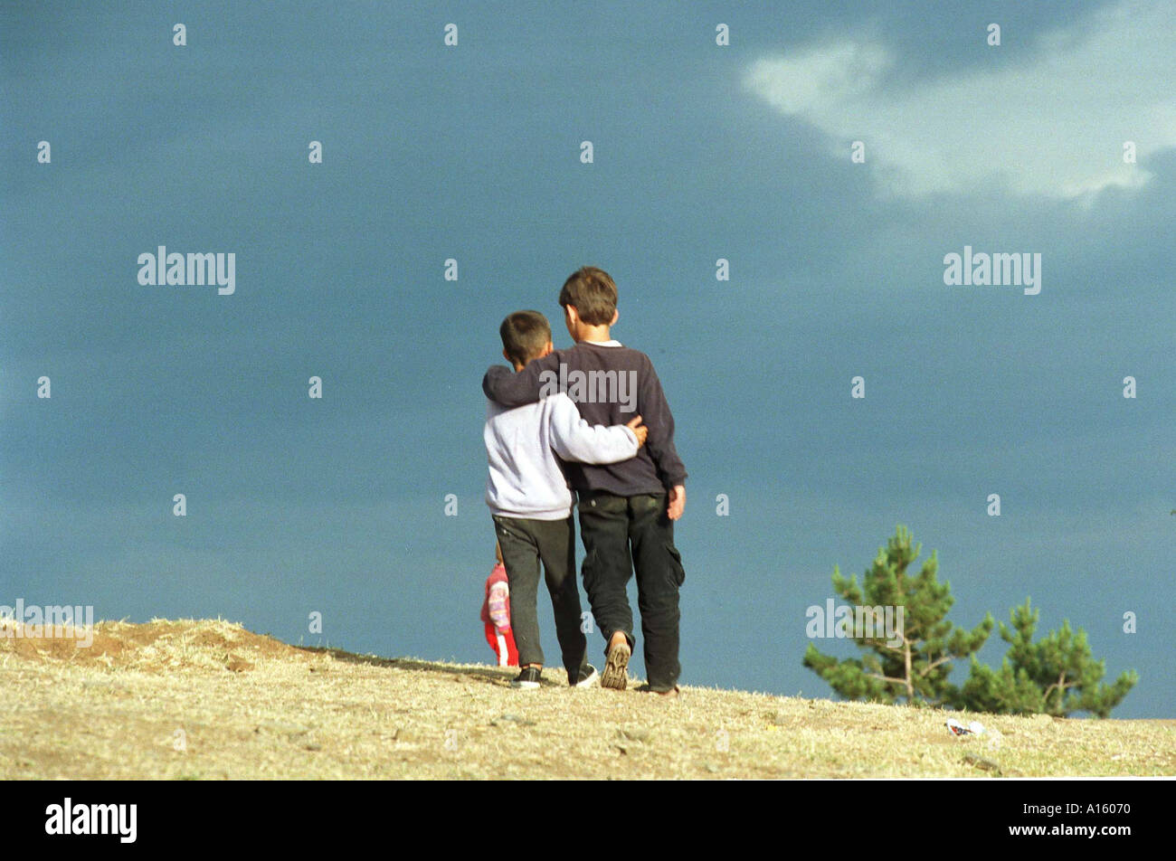 Etnia di bambini albanesi dal Kosovo comfort vicenda in Stenkovec Refugee Camp 18 maggio 1999 Foto di Ami Vitale Foto Stock