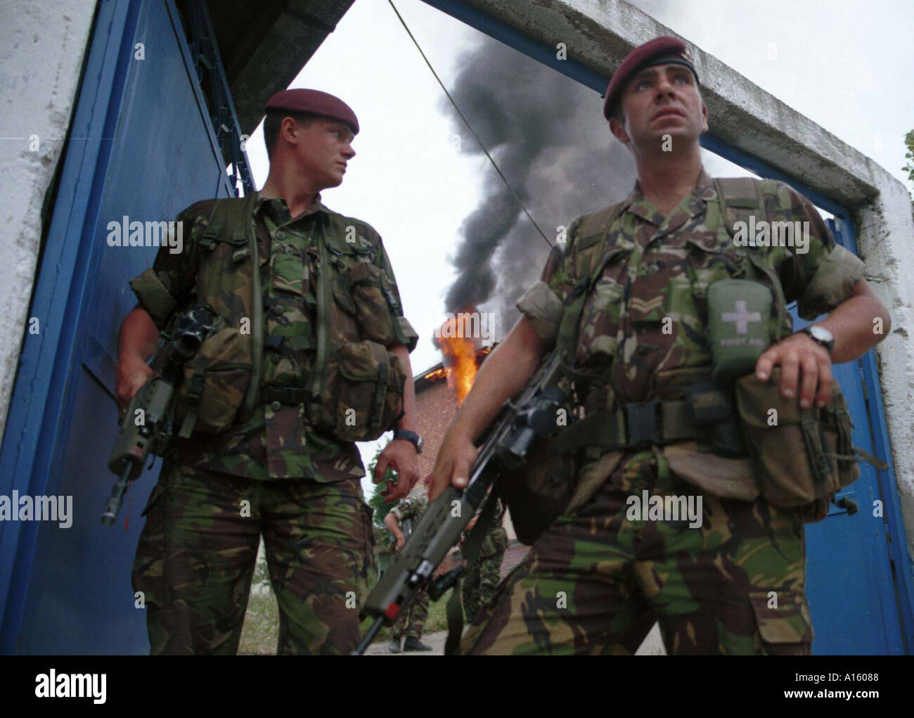 British truppe NATO tenta di trovare e mettere fuori i numerosi incendi che stavano bruciando tutto Pristina mercoledì 30 giugno 1999 in Foto Stock