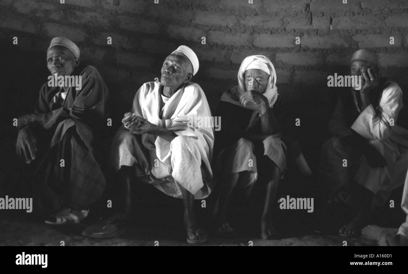 I maschi anziani del villaggio della regione Coxa in Guinea Bissau si incontrano per decidere se Fama lama sarà consentito eseguire Foto Stock